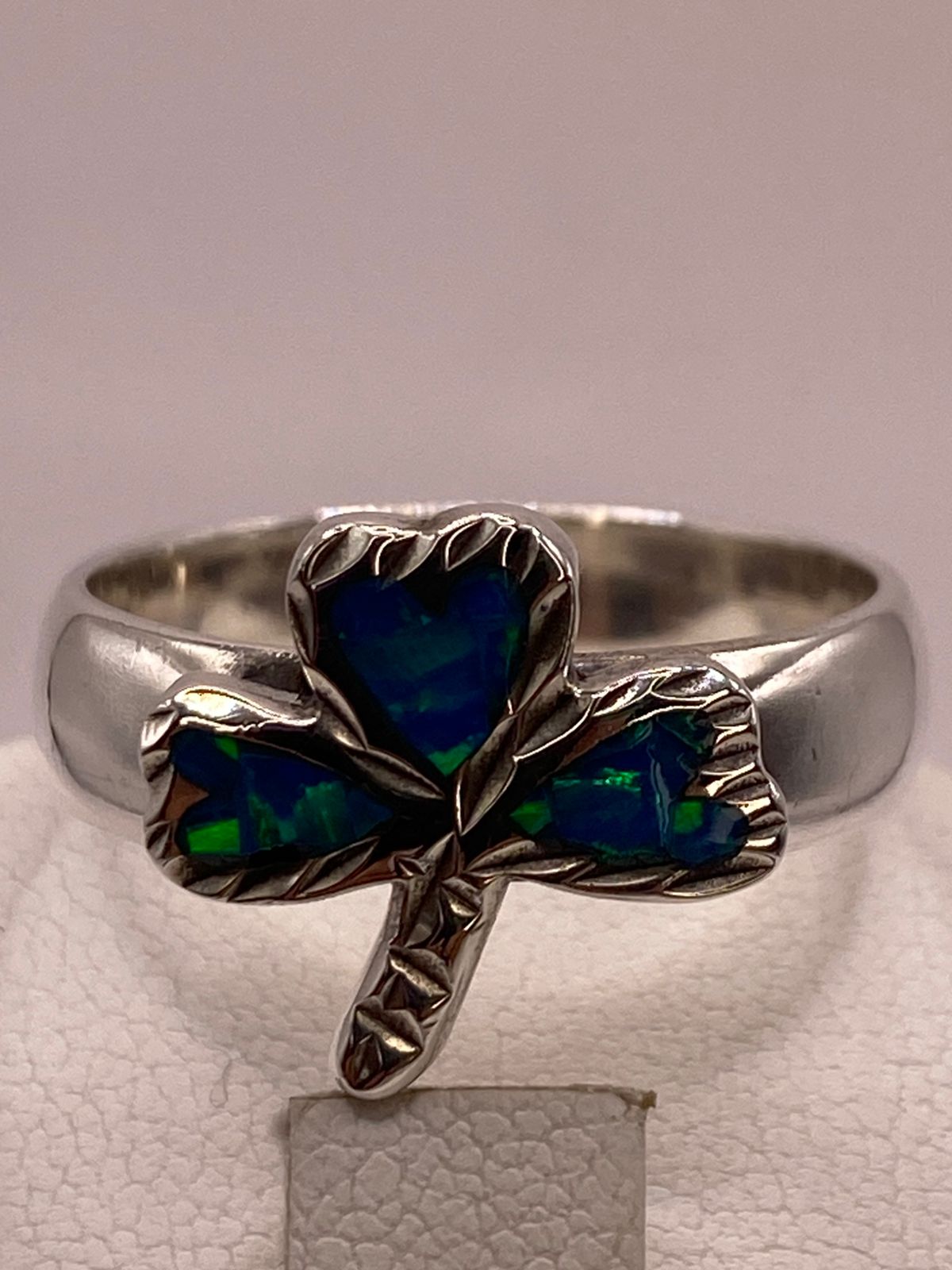 ANILLO ARTESANAL DE PLATA LEY 950 CON ÓPALO DE FUEGO VERDE Y AZUL