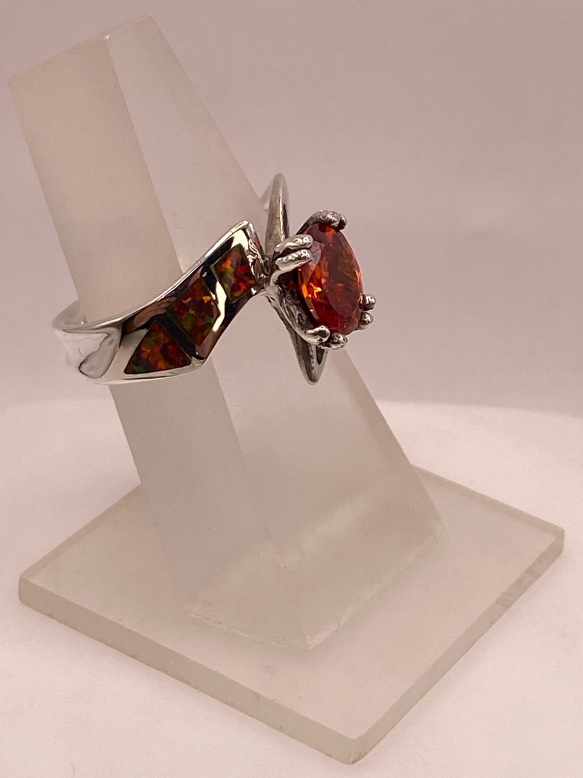 ANILLO ARTESANAL DE PLATA LEY 950 CON ÓPALO DE FUEGO Y ZIRCONIA