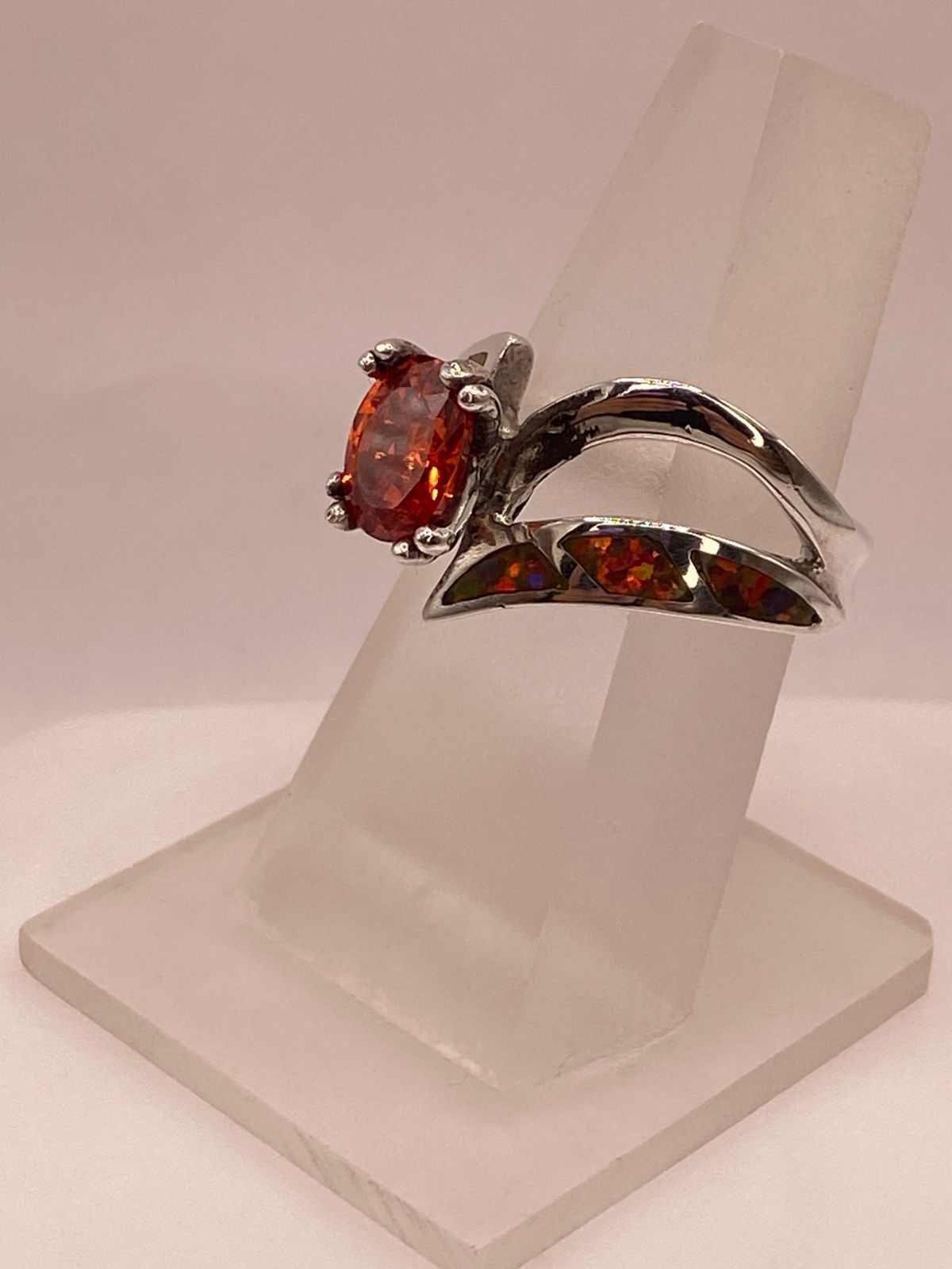 ANILLO ARTESANAL DE PLATA LEY 950 CON ÓPALO DE FUEGO Y ZIRCONIA