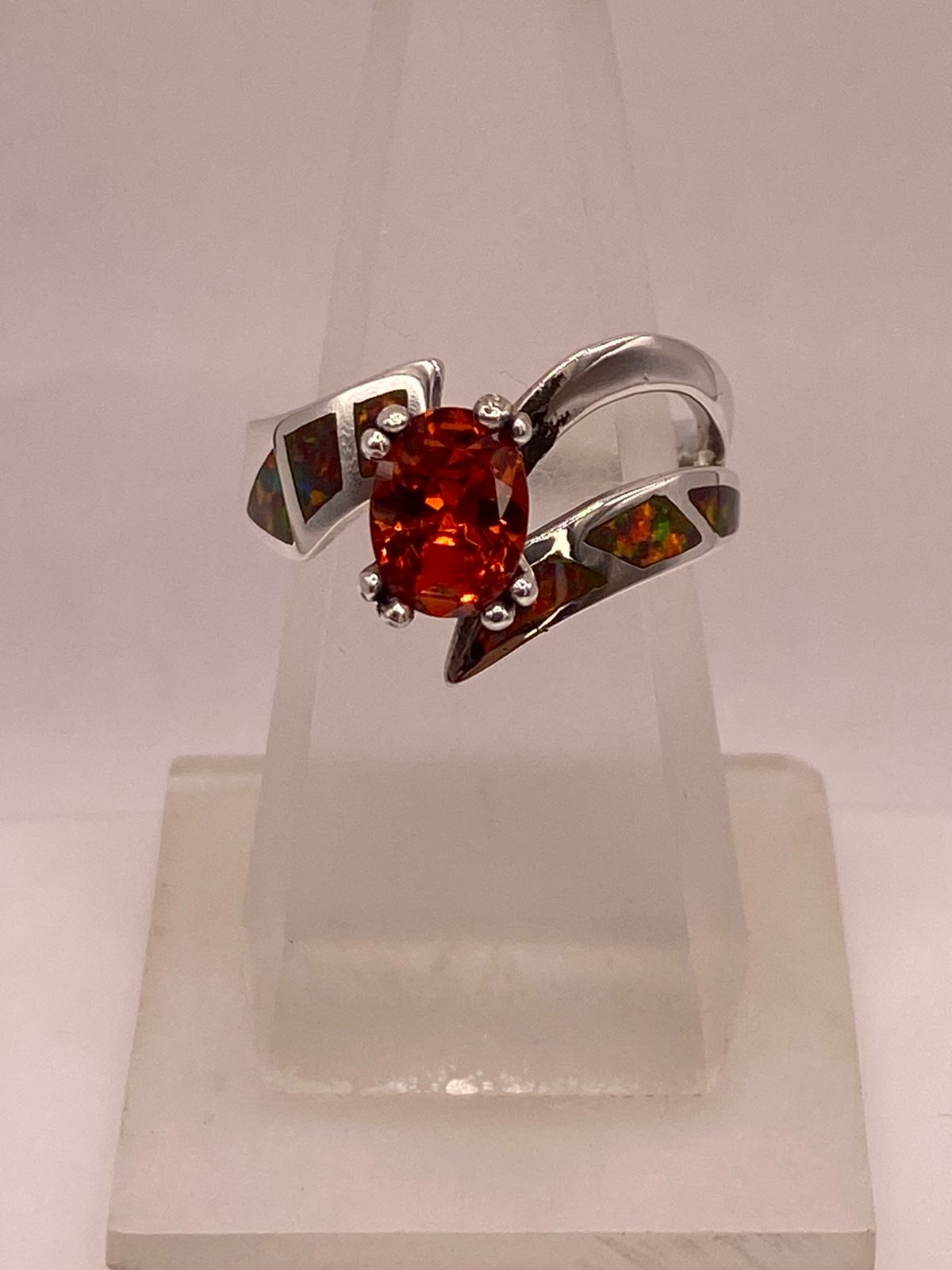 ANILLO ARTESANAL DE PLATA LEY 950 CON ÓPALO DE FUEGO Y ZIRCONIA