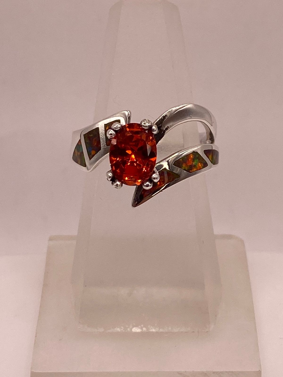 ANILLO ARTESANAL DE PLATA LEY 950 CON ÓPALO DE FUEGO Y ZIRCONIA