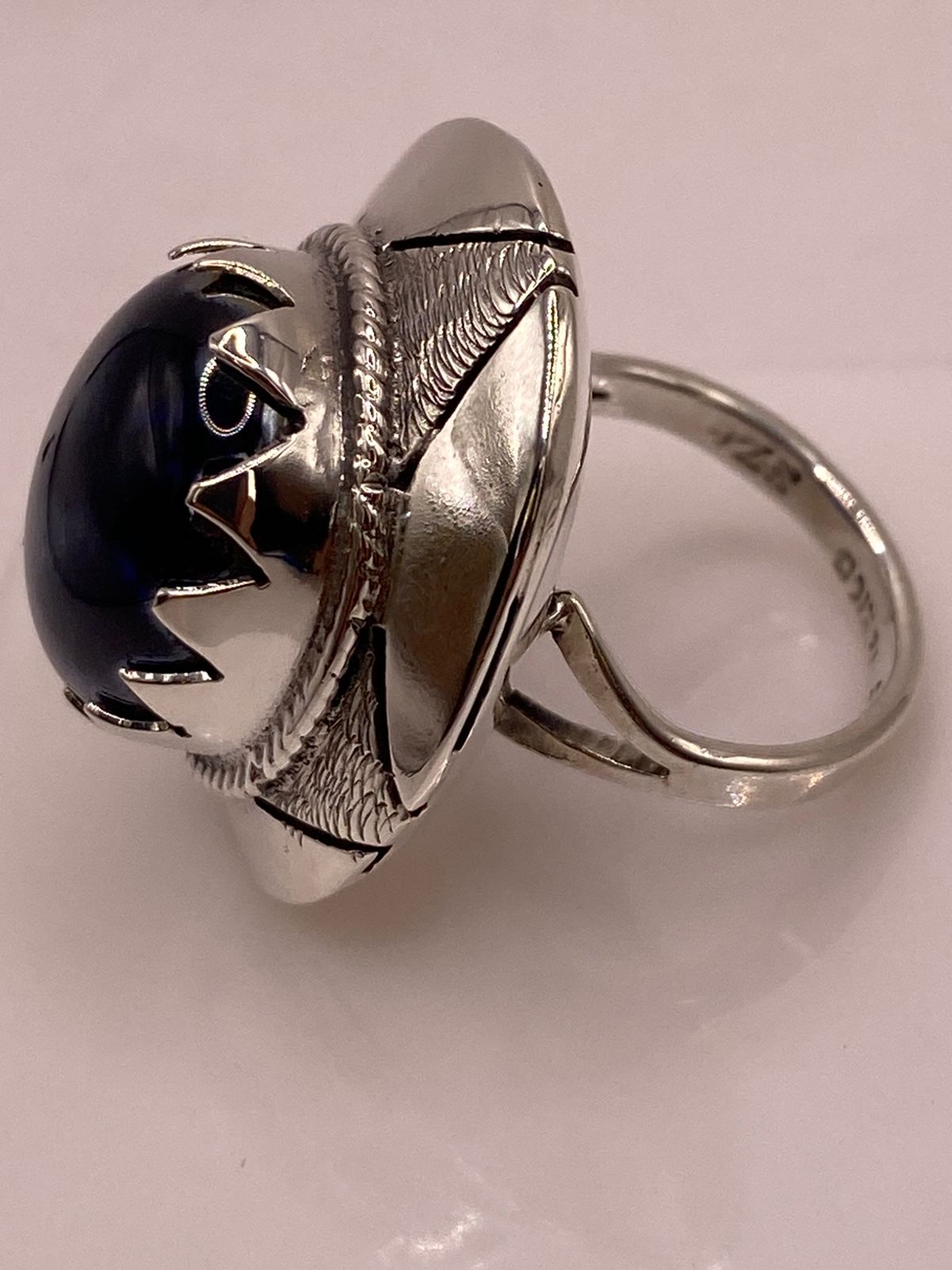 ANILLO ARTESANAL DE PLATA CON PIEDRA AZUL EN RELIEVE