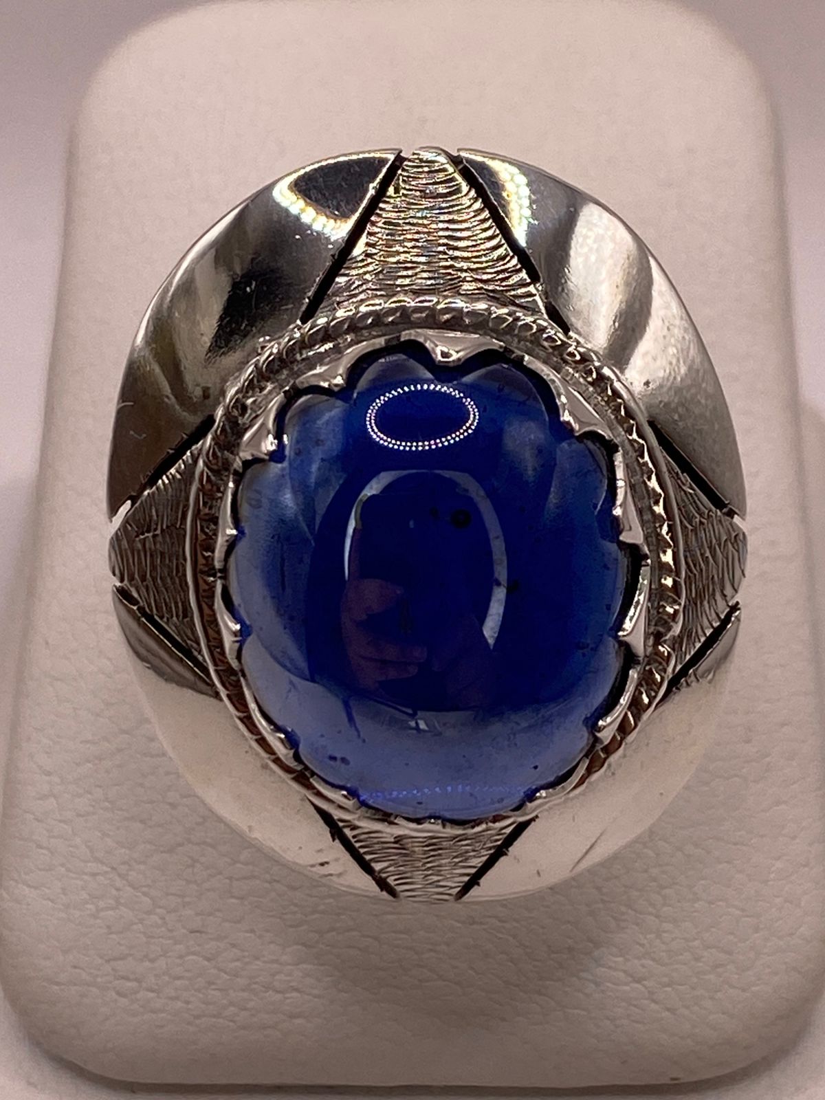 ANILLO ARTESANAL DE PLATA CON PIEDRA AZUL EN RELIEVE