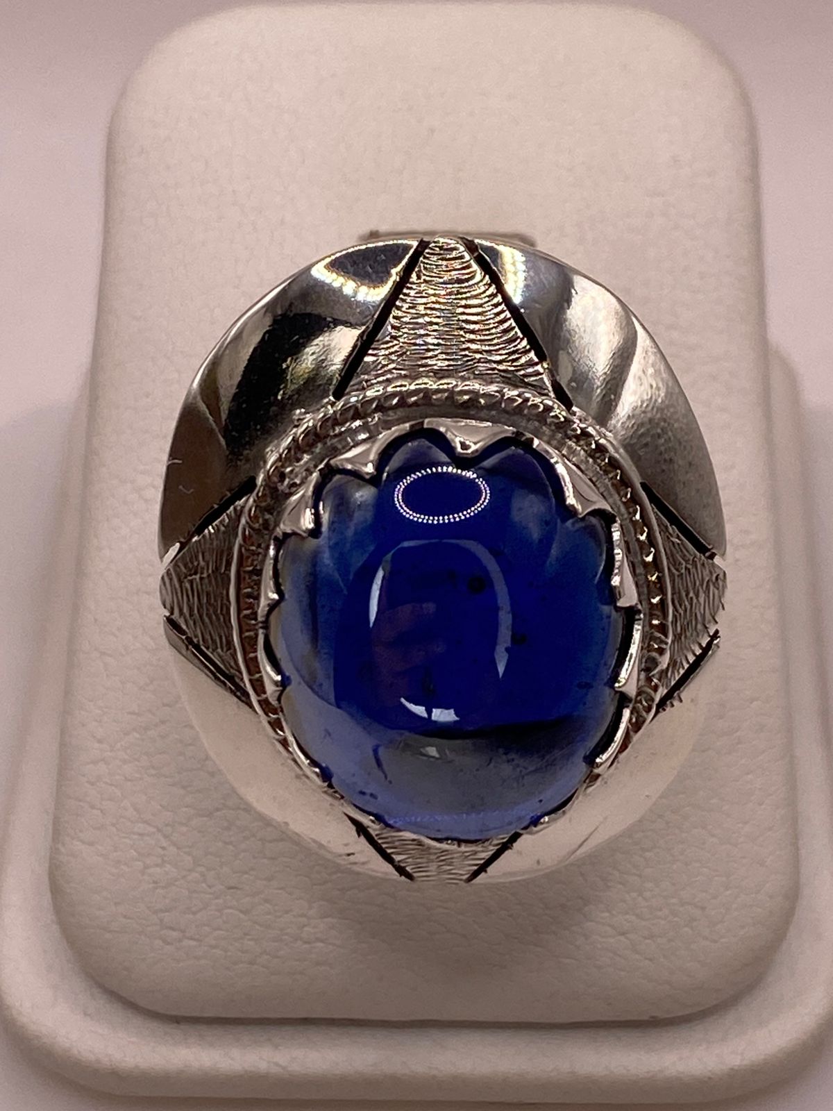 ANILLO ARTESANAL DE PLATA CON PIEDRA AZUL EN RELIEVE