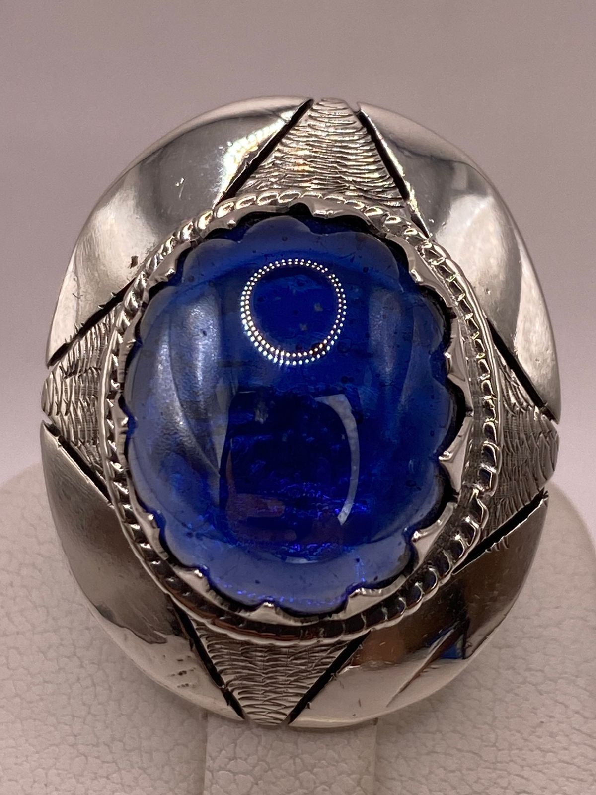 ANILLO ARTESANAL DE PLATA CON PIEDRA AZUL EN RELIEVE