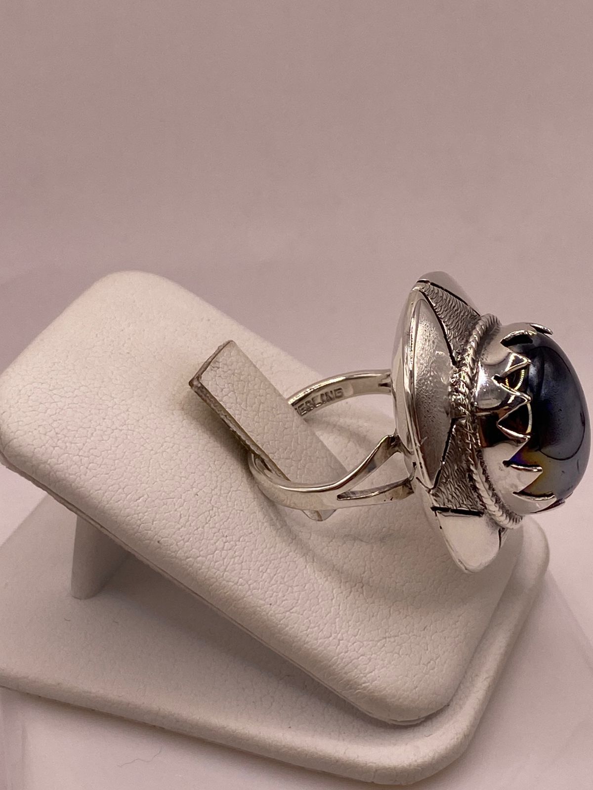 ANILLO ARTESANAL DE PLATA CON PIEDRA AZUL EN RELIEVE