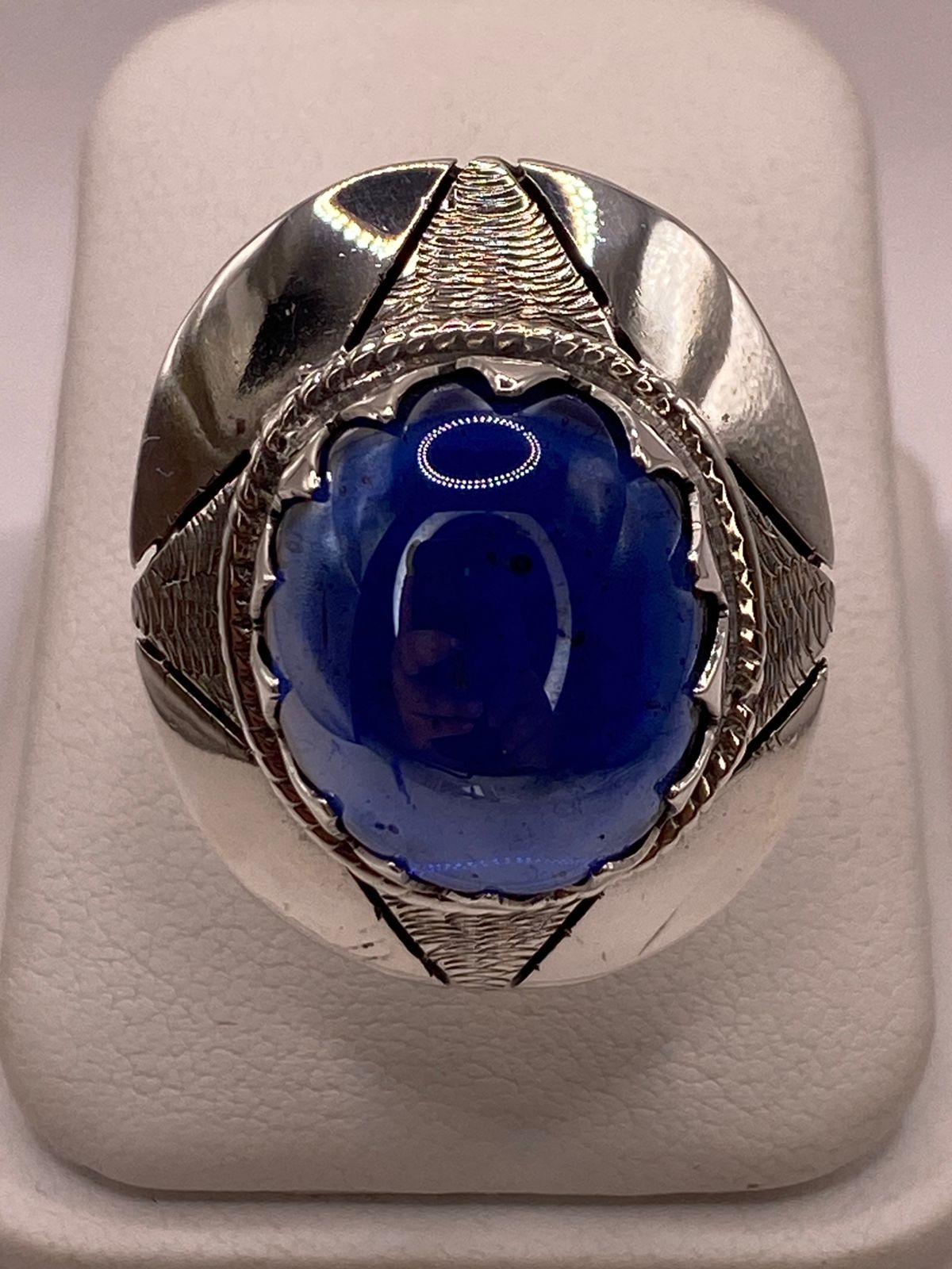 ANILLO ARTESANAL DE PLATA CON PIEDRA AZUL EN RELIEVE