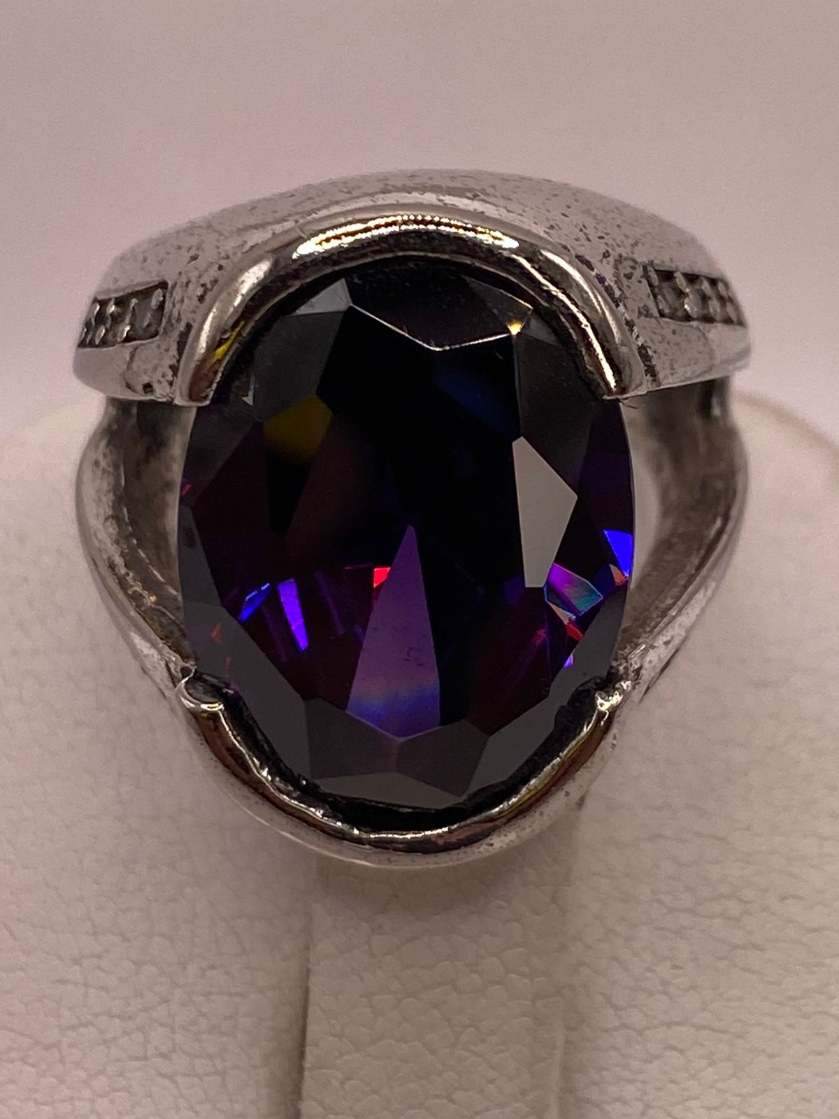 ANILLO ARTESANAL DE PLATA CON PIEDRA FACETADA