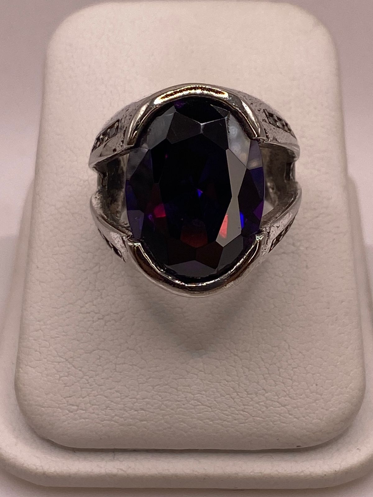 ANILLO ARTESANAL DE PLATA CON PIEDRA FACETADA