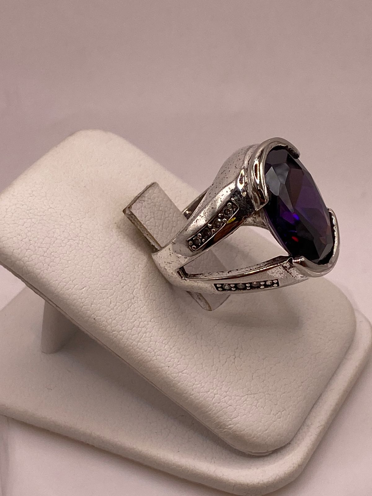 ANILLO ARTESANAL DE PLATA CON PIEDRA FACETADA