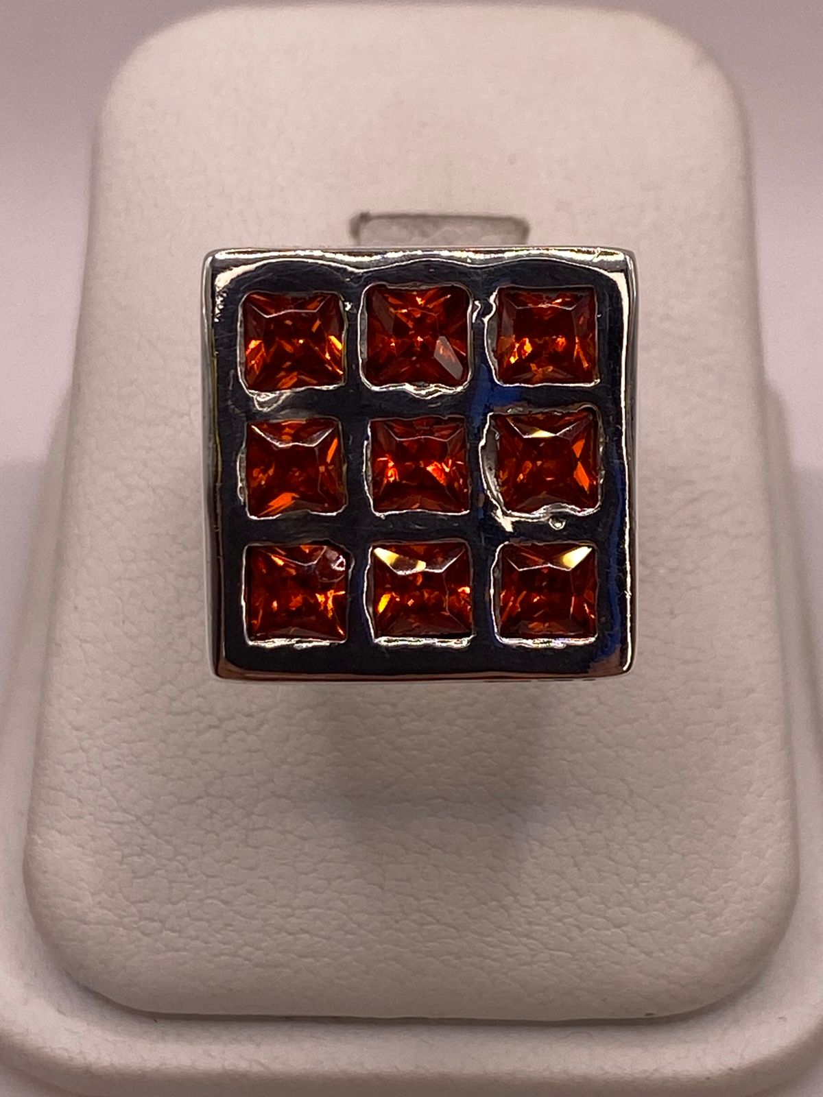 ANILLO ARTESANAL DE PLATA CON PIEDRAS FACETADAS