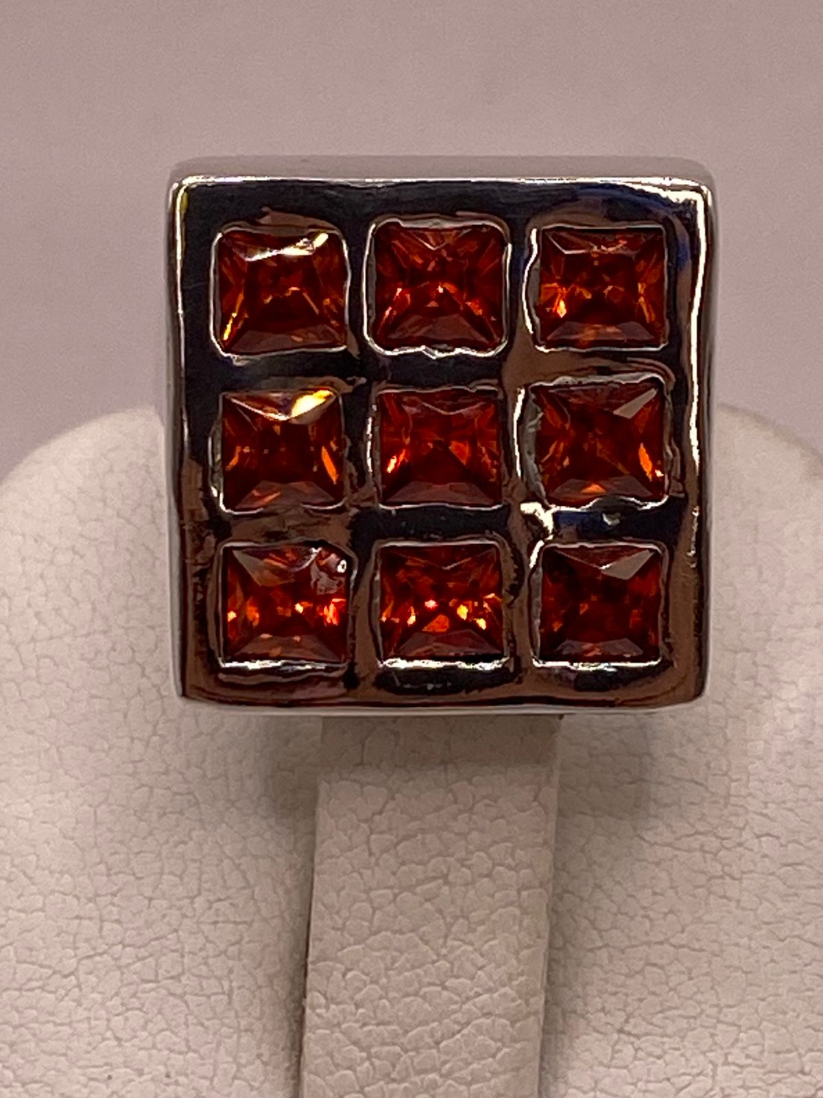 ANILLO ARTESANAL DE PLATA CON PIEDRAS FACETADAS
