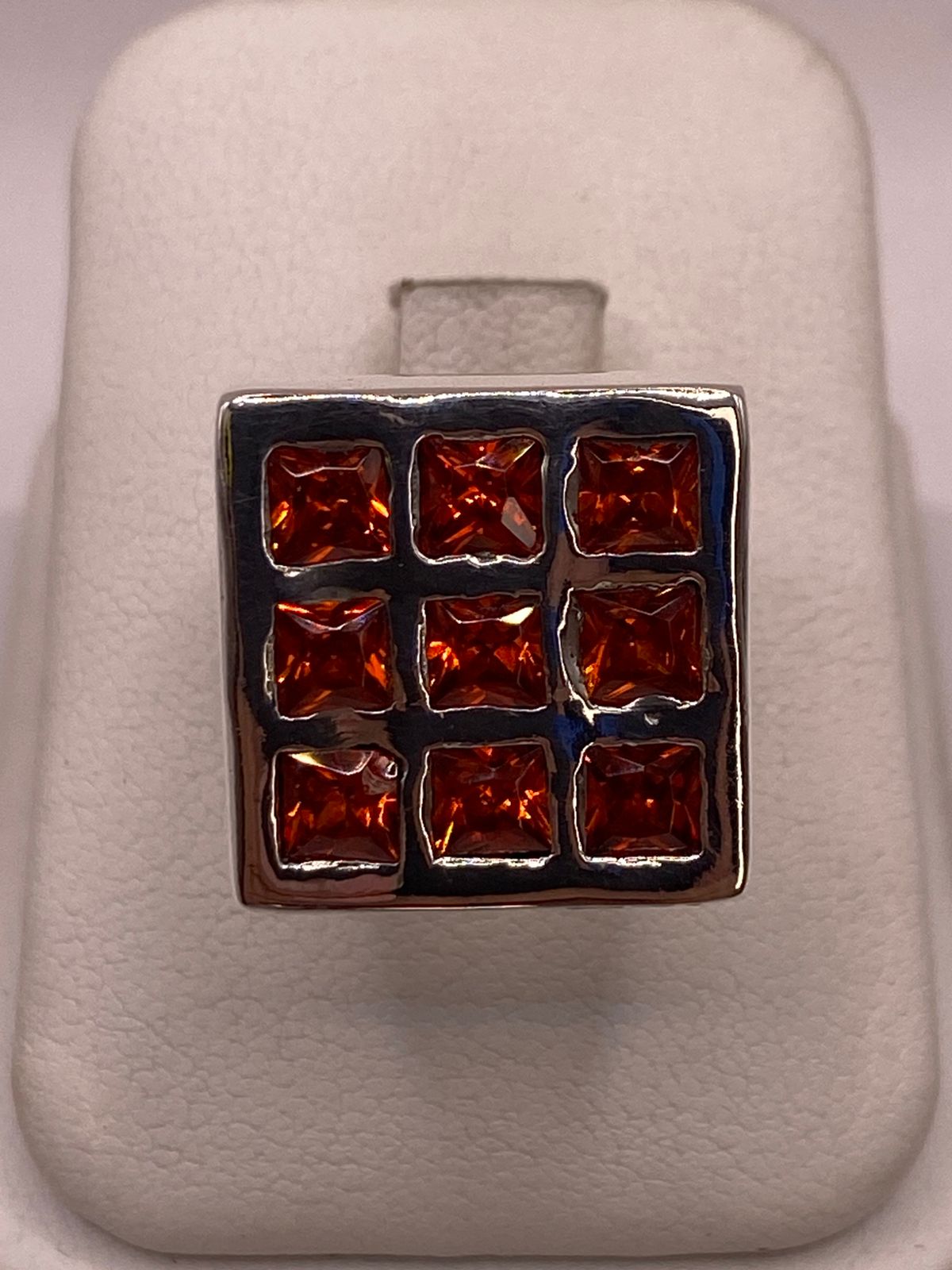 ANILLO ARTESANAL DE PLATA CON PIEDRAS FACETADAS