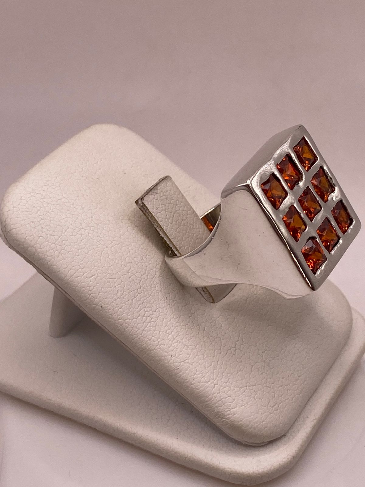 ANILLO ARTESANAL DE PLATA CON PIEDRAS FACETADAS