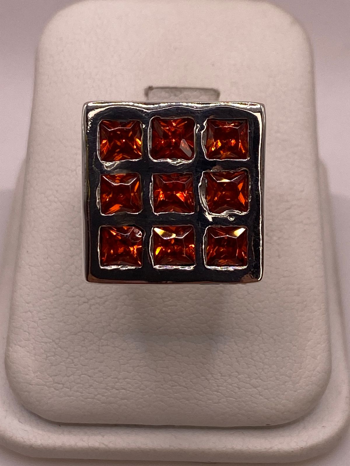 ANILLO ARTESANAL DE PLATA CON PIEDRAS FACETADAS