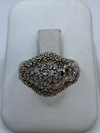 Anillo Artesanal Vintage con Cristales Brillantes en Plata 925, vista de detalle