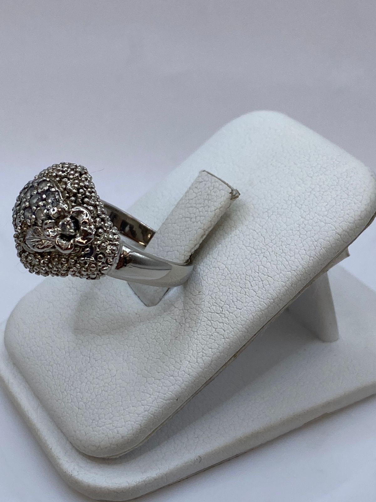 Anillo Artesanal Vintage con Cristales Brillantes en Plata 925, vista lateral
