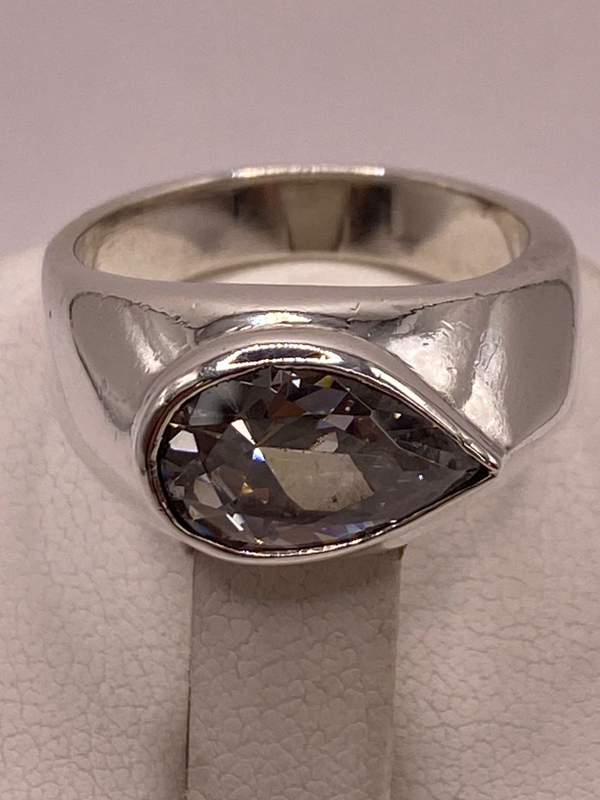 ANILLO ARTESANAL CON  ZIRCONIA BLANCA EN PLATA LEY .925