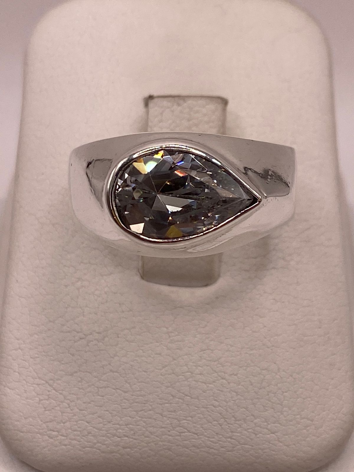 ANILLO ARTESANAL CON  ZIRCONIA BLANCA EN PLATA LEY .925