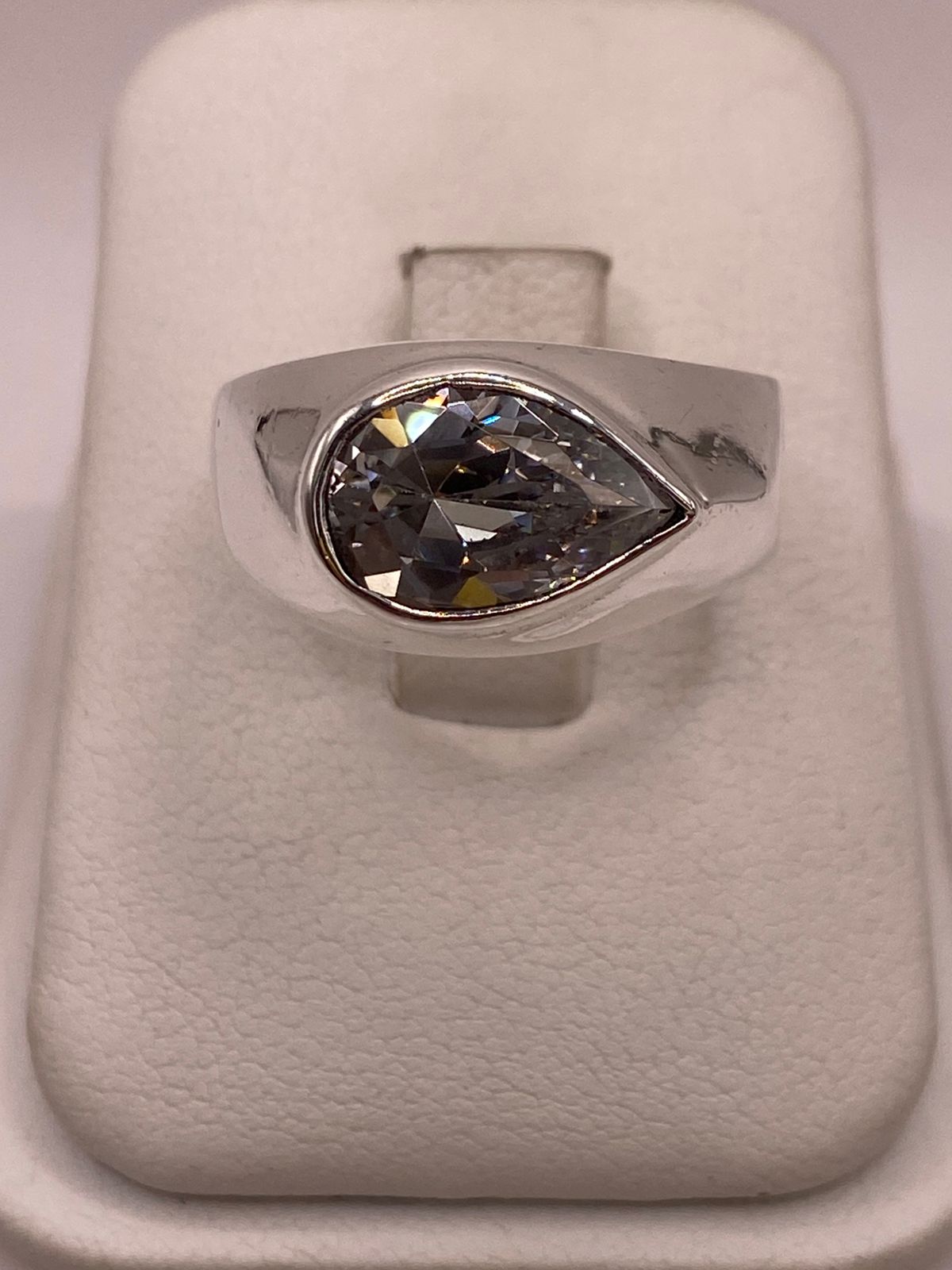 ANILLO ARTESANAL CON  ZIRCONIA BLANCA EN PLATA LEY .925