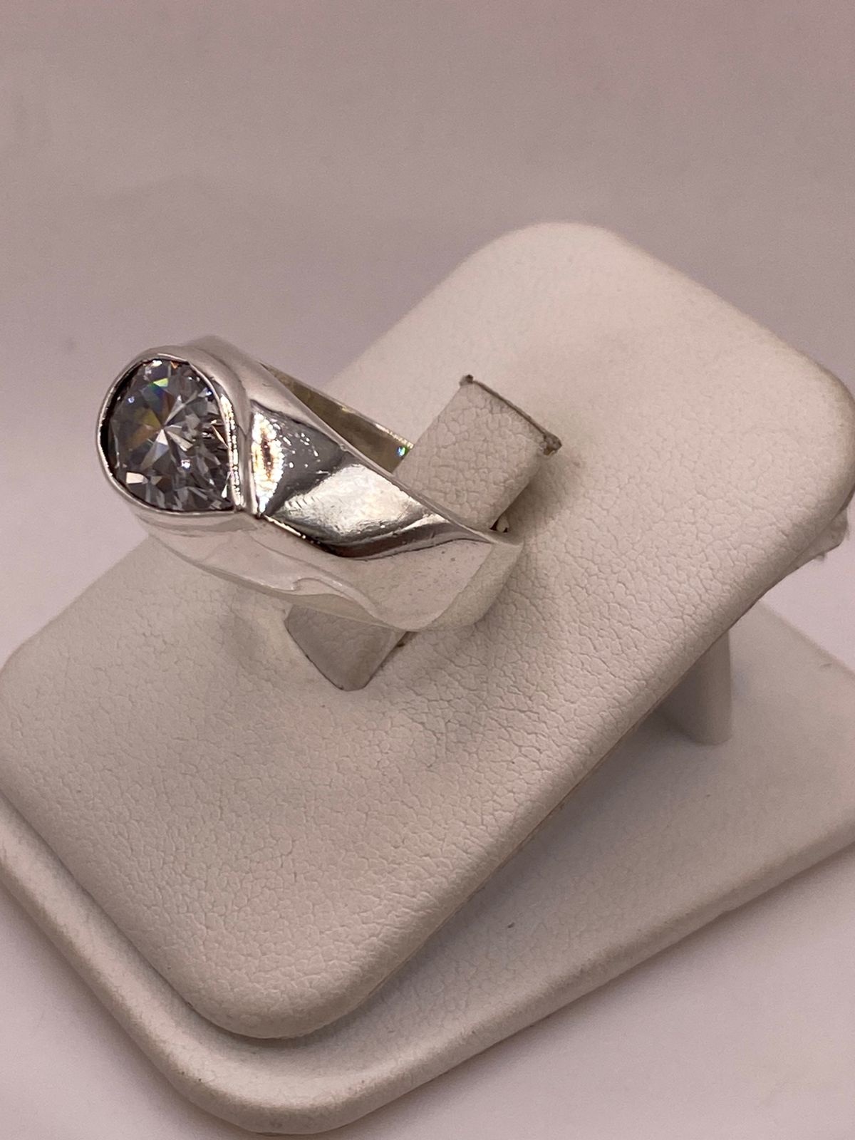 ANILLO ARTESANAL CON  ZIRCONIA BLANCA EN PLATA LEY .925