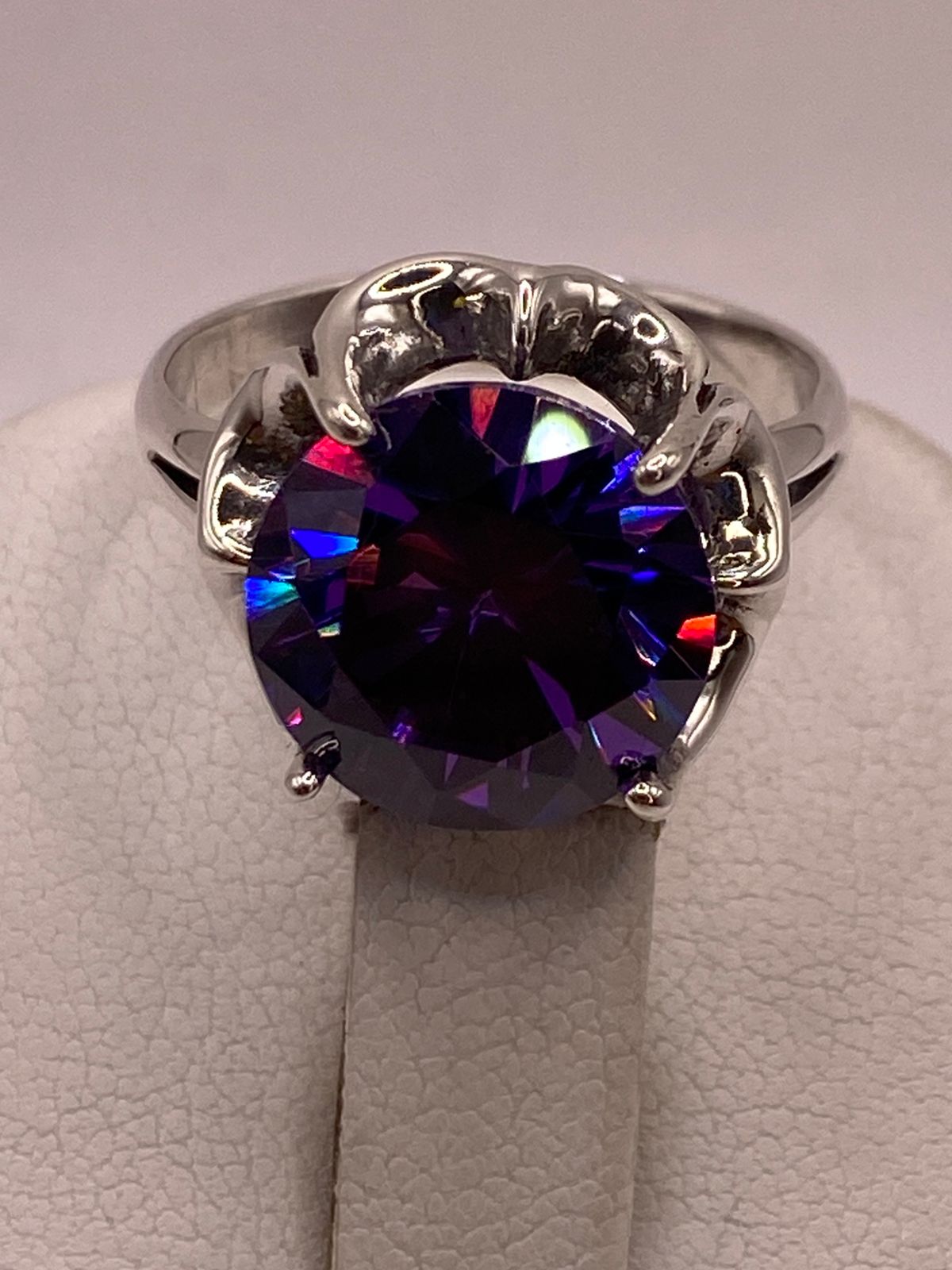 ANILLO ARTESANAL CON  ZIRCONIA MORADA EN PLATA LEY .925
