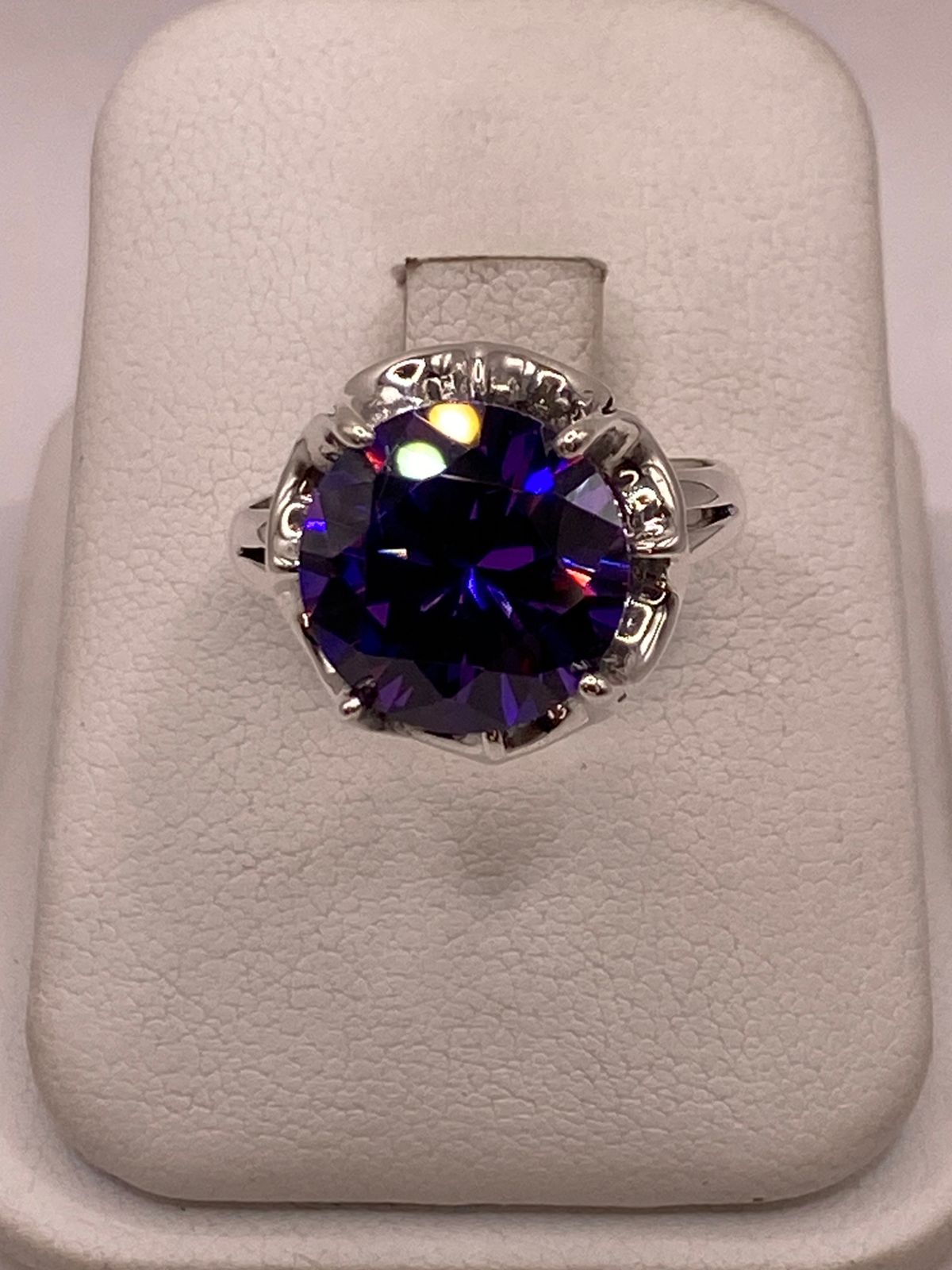 ANILLO ARTESANAL CON  ZIRCONIA MORADA EN PLATA LEY .925