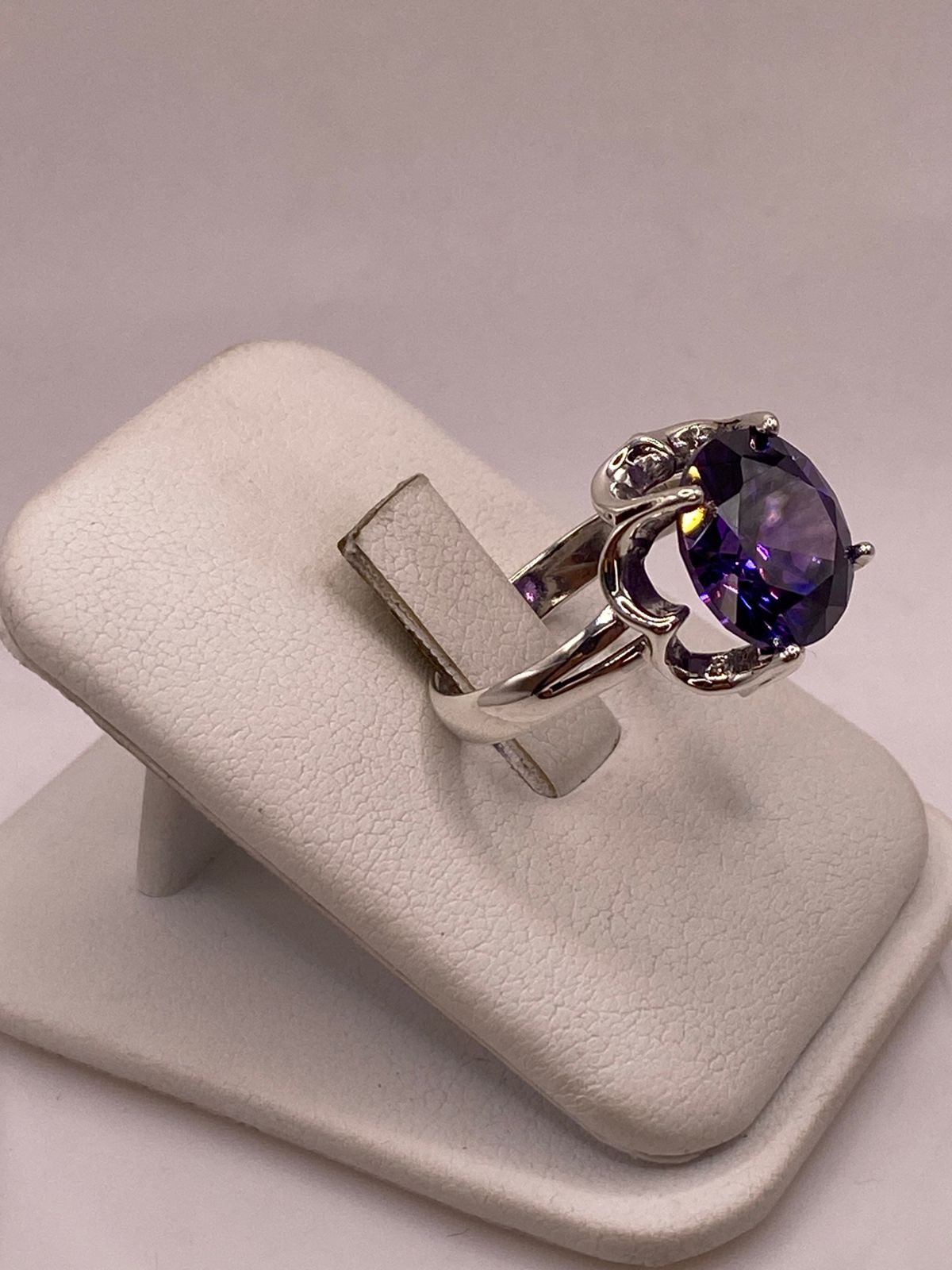 ANILLO ARTESANAL CON  ZIRCONIA MORADA EN PLATA LEY .925