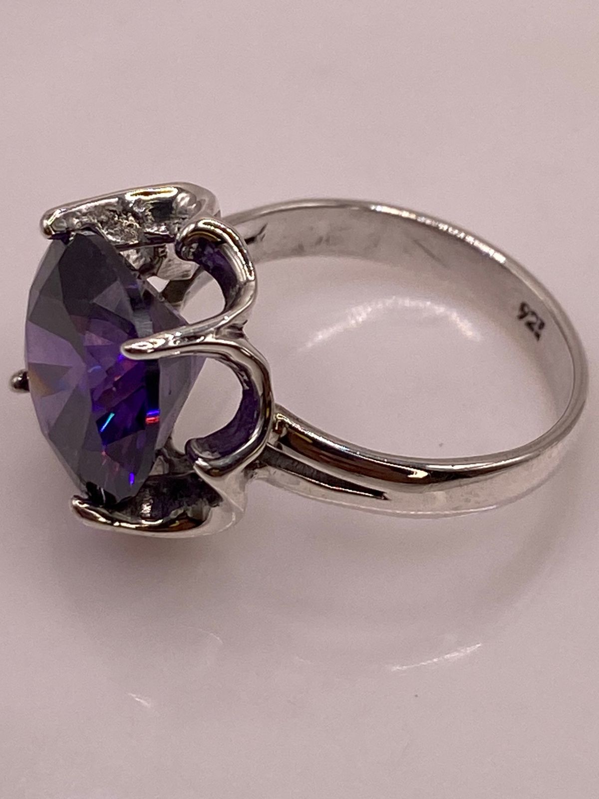 ANILLO ARTESANAL CON  ZIRCONIA MORADA EN PLATA LEY .925