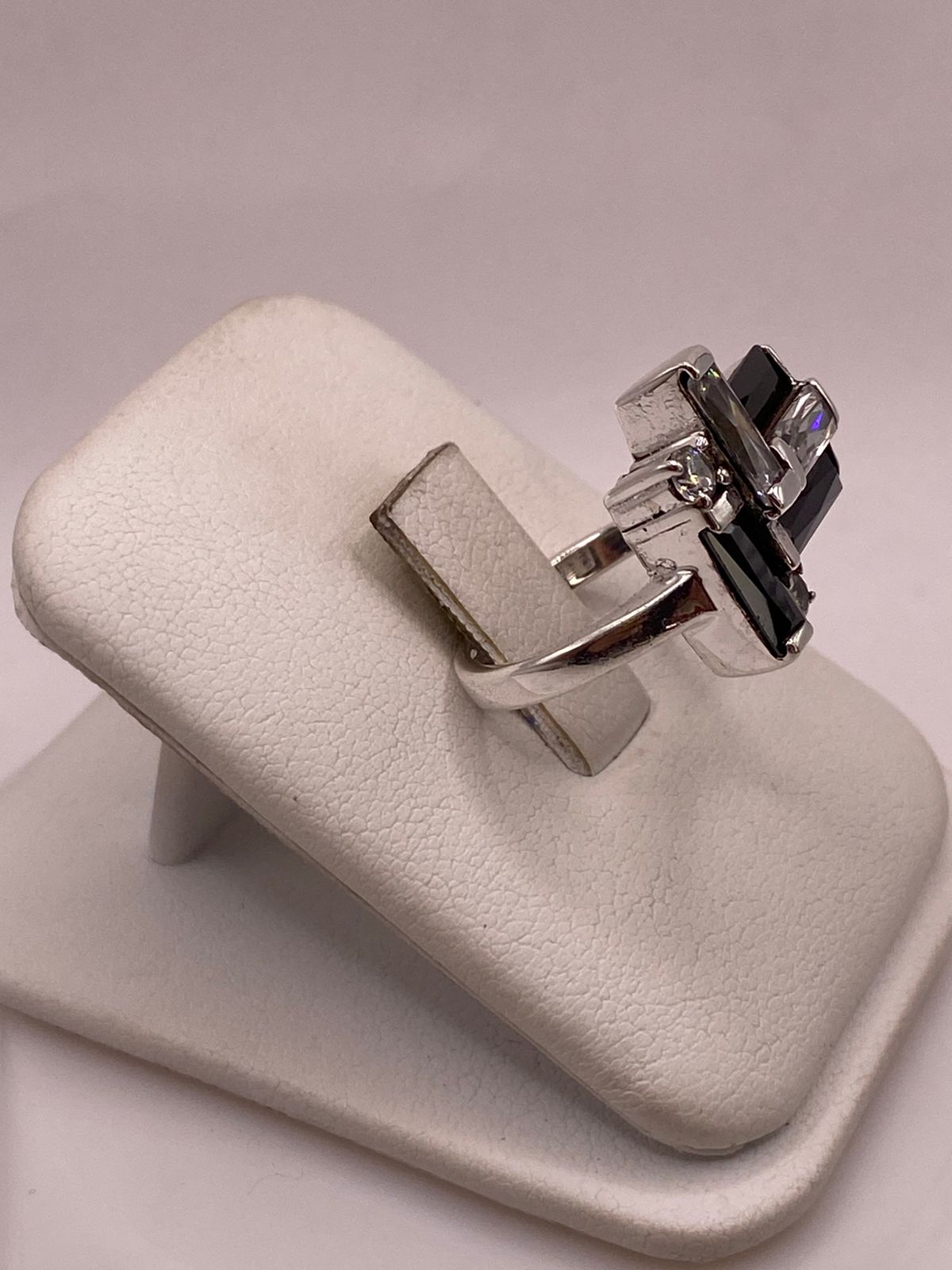 ANILLO ARTESANAL CON  ZIRCONIA NEGRA Y BLANCA EN PLATA LEY .925