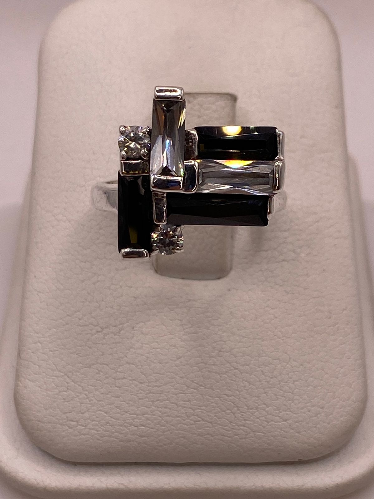 ANILLO ARTESANAL CON  ZIRCONIA NEGRA Y BLANCA EN PLATA LEY .925
