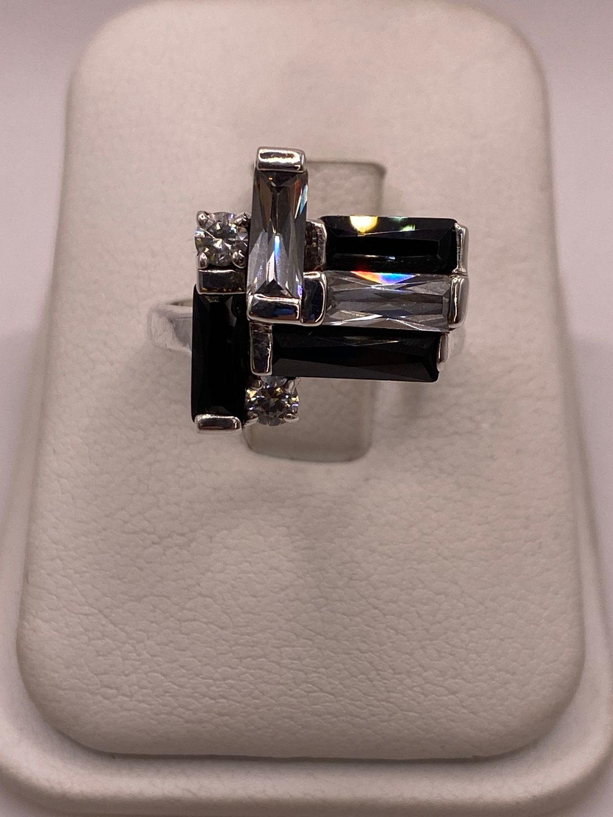ANILLO ARTESANAL CON  ZIRCONIA NEGRA Y BLANCA EN PLATA LEY .925