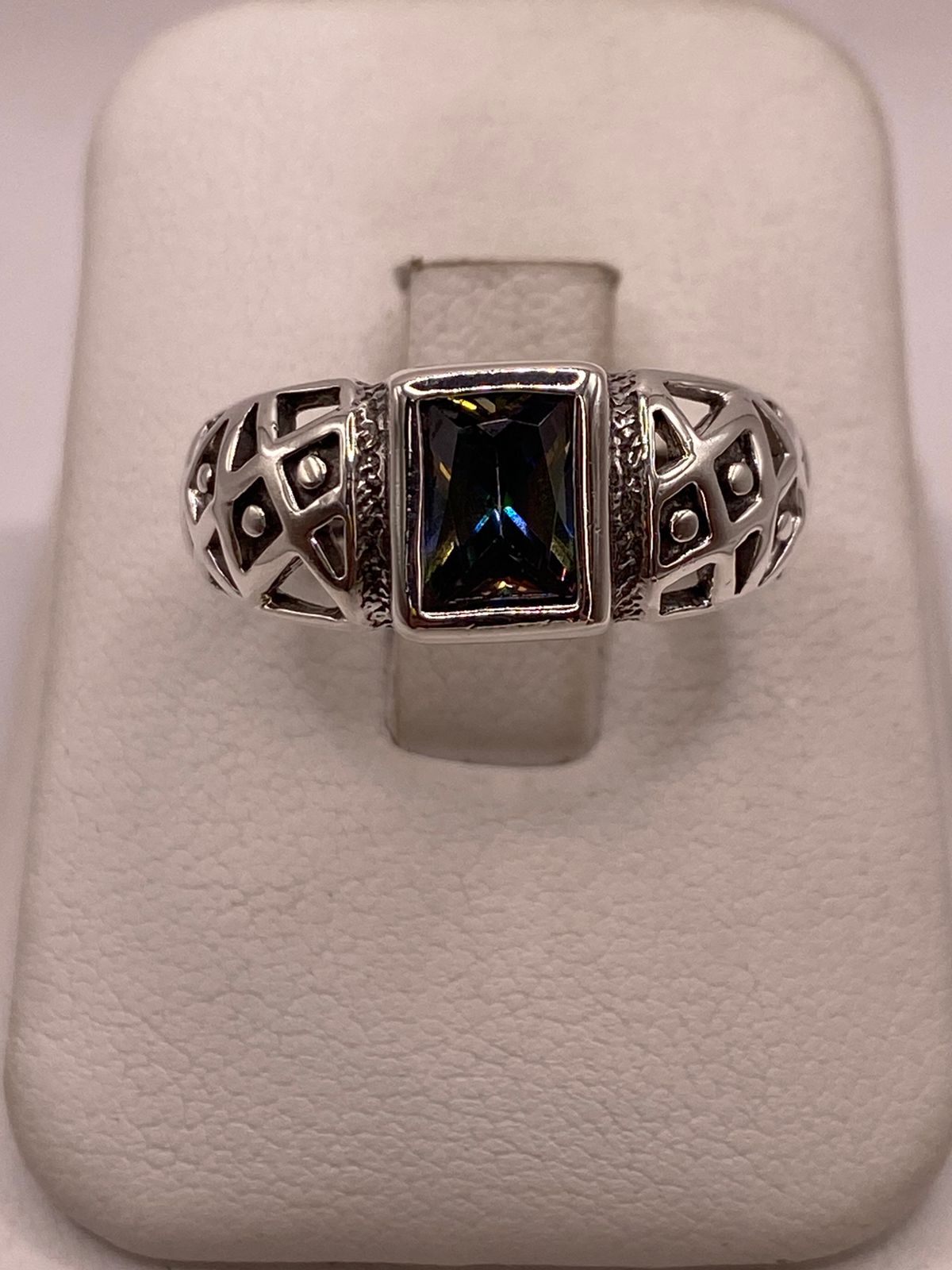 ANILLO ARTESANAL CON ZIRCONIA TORNASOL EN PLATA LEY .925