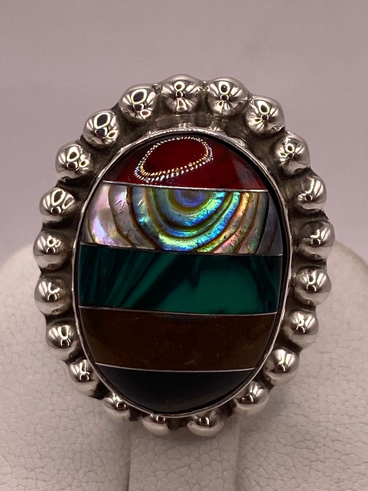 ANILLO ARTÍSTICO DE PLATA LEY 925 CON NÁCAR Y PIEDRAS NATURALES