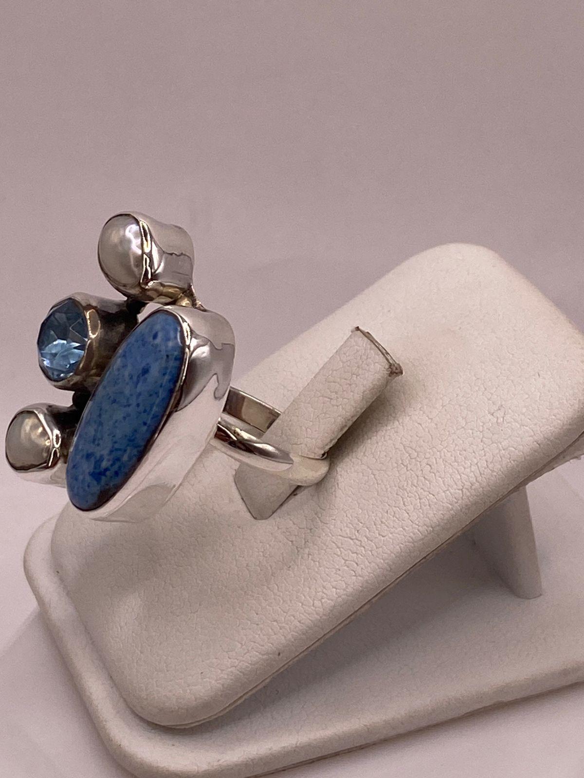 ANILLO ARTÍSTICO DE PLATA 925 CON SODALITA AZUL, NÁCAR Y ZIRCONIA