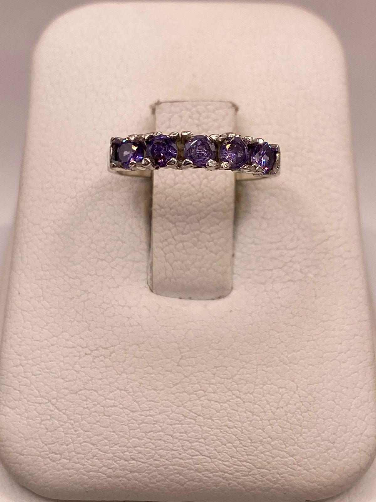 Anillo Banda con Zirconias Violetas en Plata Ley 925