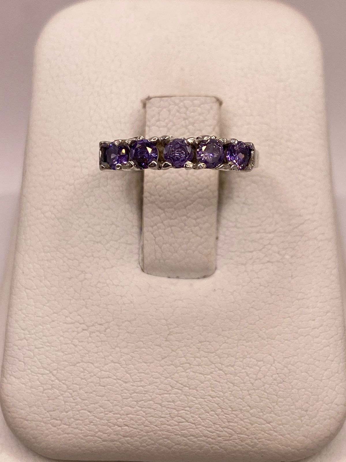 Anillo Banda con Zirconias Violetas en Plata Ley 925