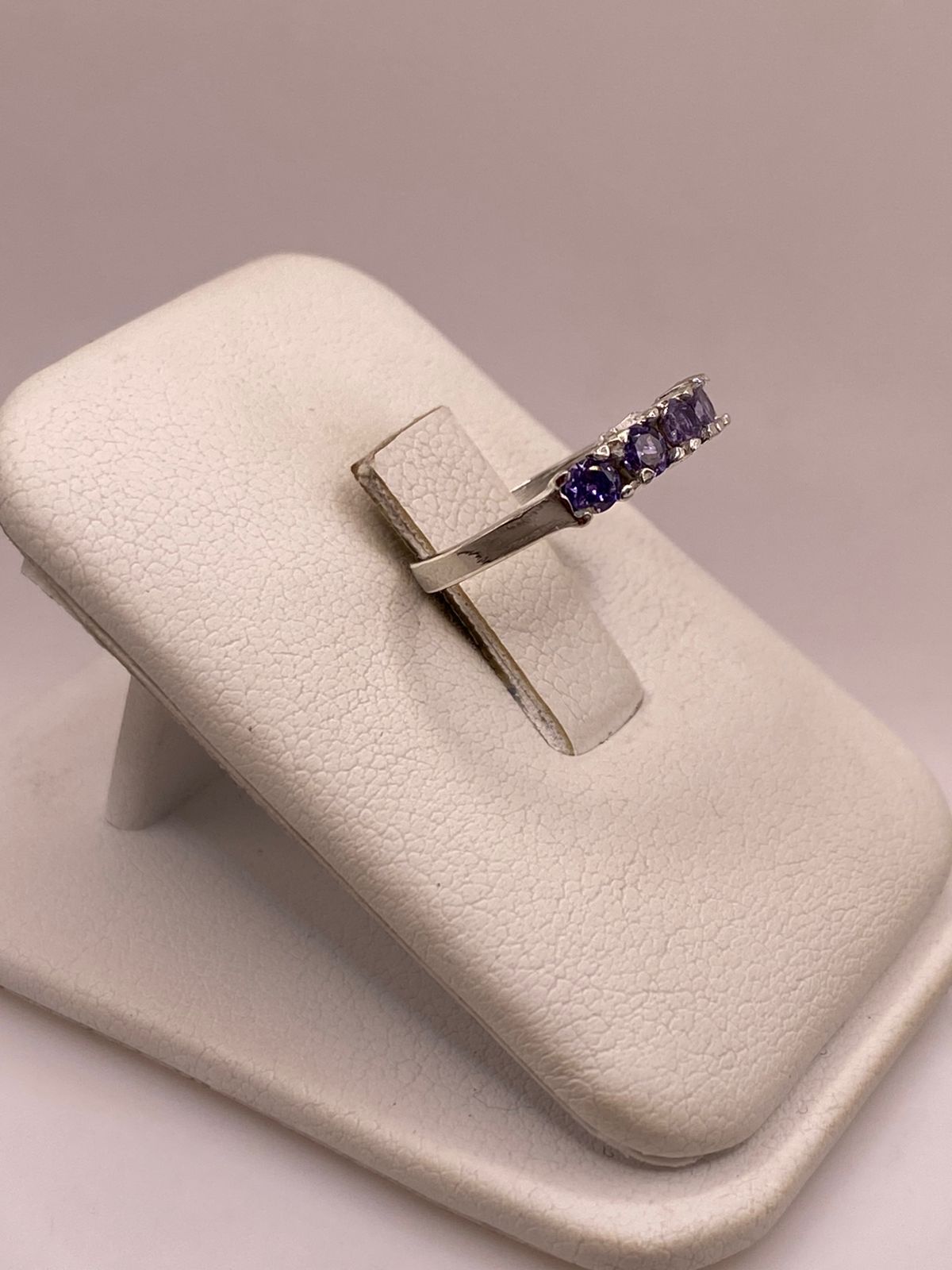 Anillo Banda con Zirconias Violetas en Plata Ley 925