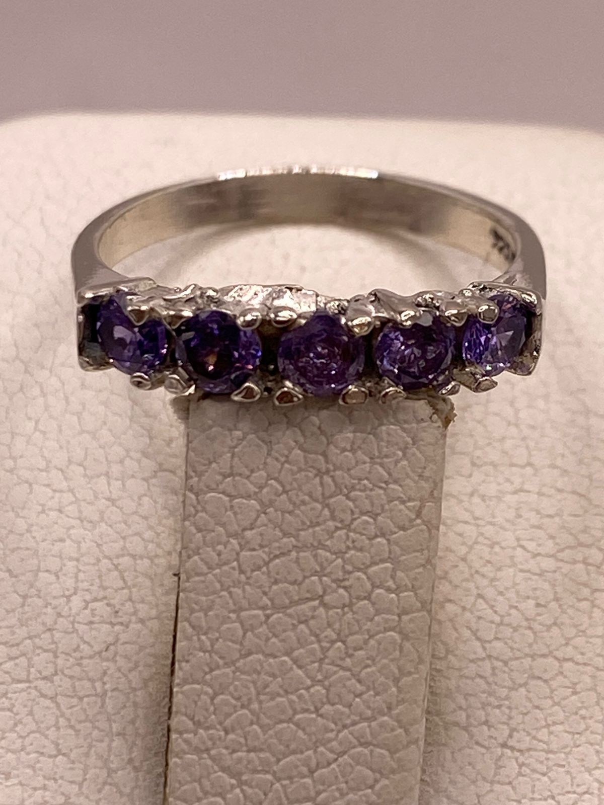 Anillo Banda con Zirconias Violetas en Plata Ley 925