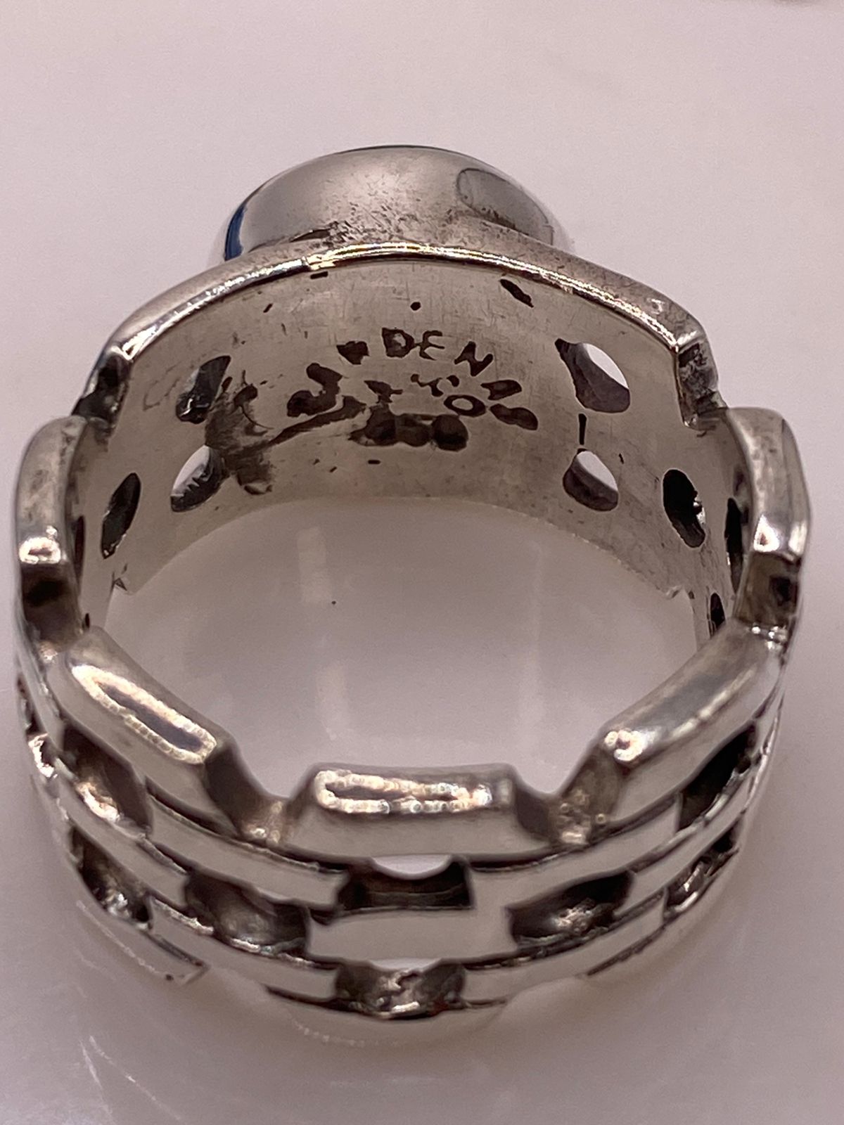 ANILLO CALADO CON ÓPALO AZUL Y VERDE OVALADO EN PLATA LEY 950