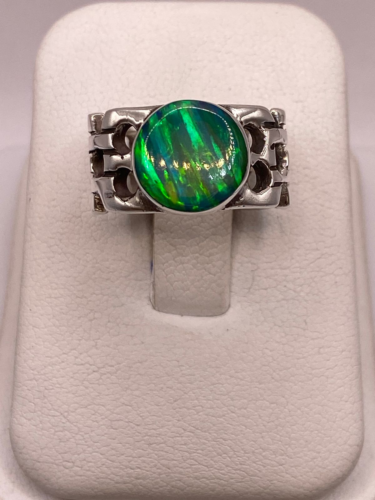 ANILLO CALADO CON ÓPALO AZUL Y VERDE OVALADO EN PLATA LEY 950