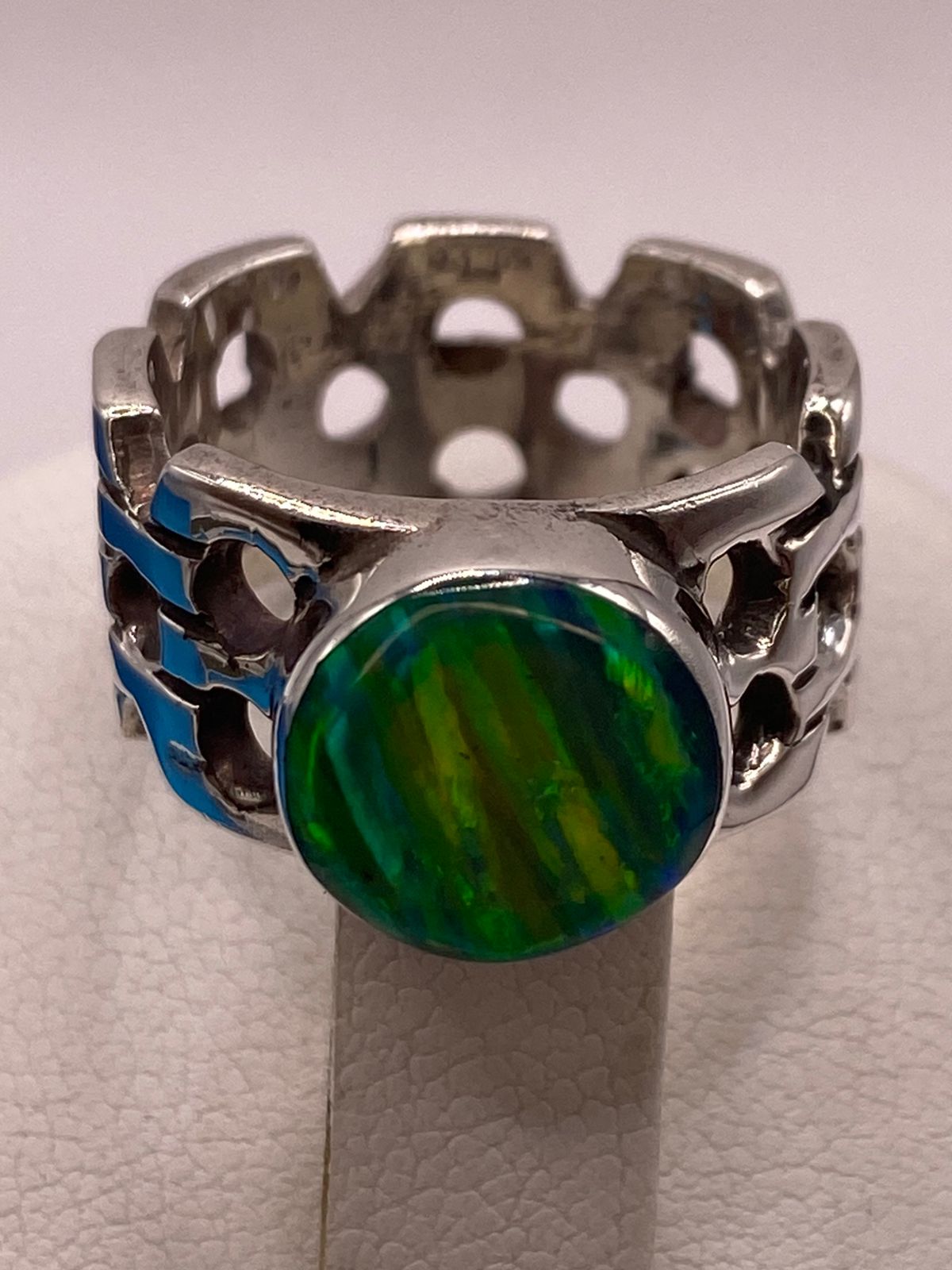 ANILLO CALADO CON ÓPALO AZUL Y VERDE OVALADO EN PLATA LEY 950