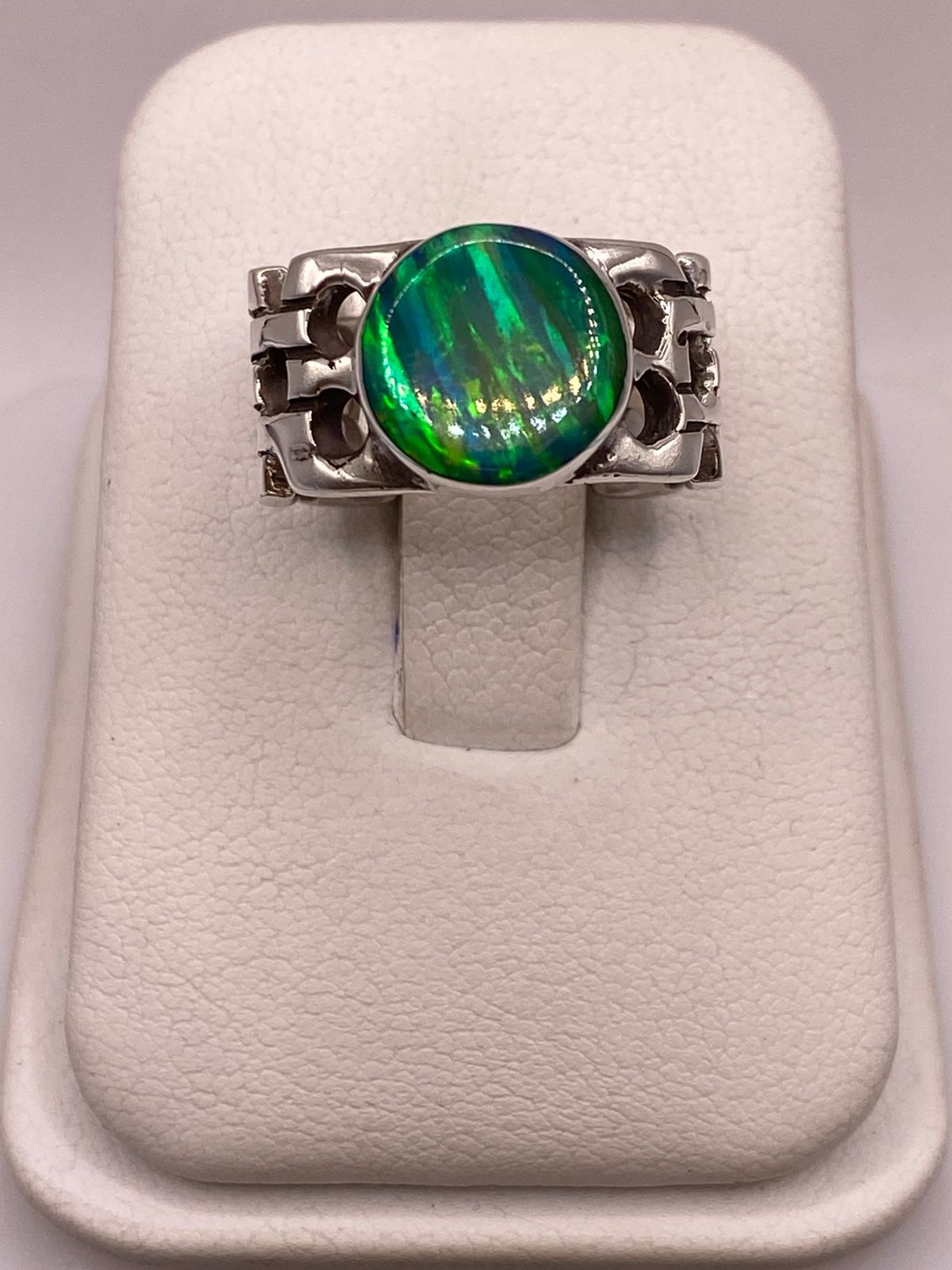 ANILLO CALADO CON ÓPALO AZUL Y VERDE OVALADO EN PLATA LEY 950