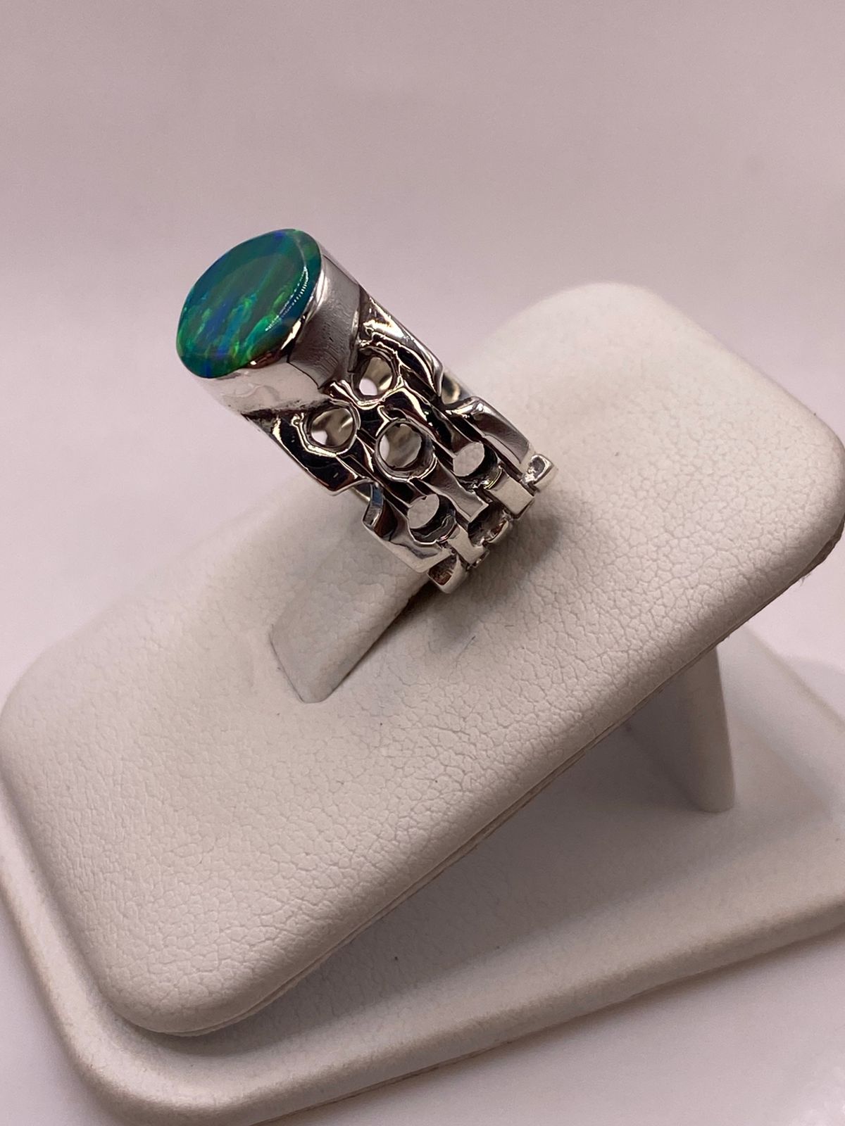 ANILLO CALADO CON ÓPALO AZUL Y VERDE OVALADO EN PLATA LEY 950