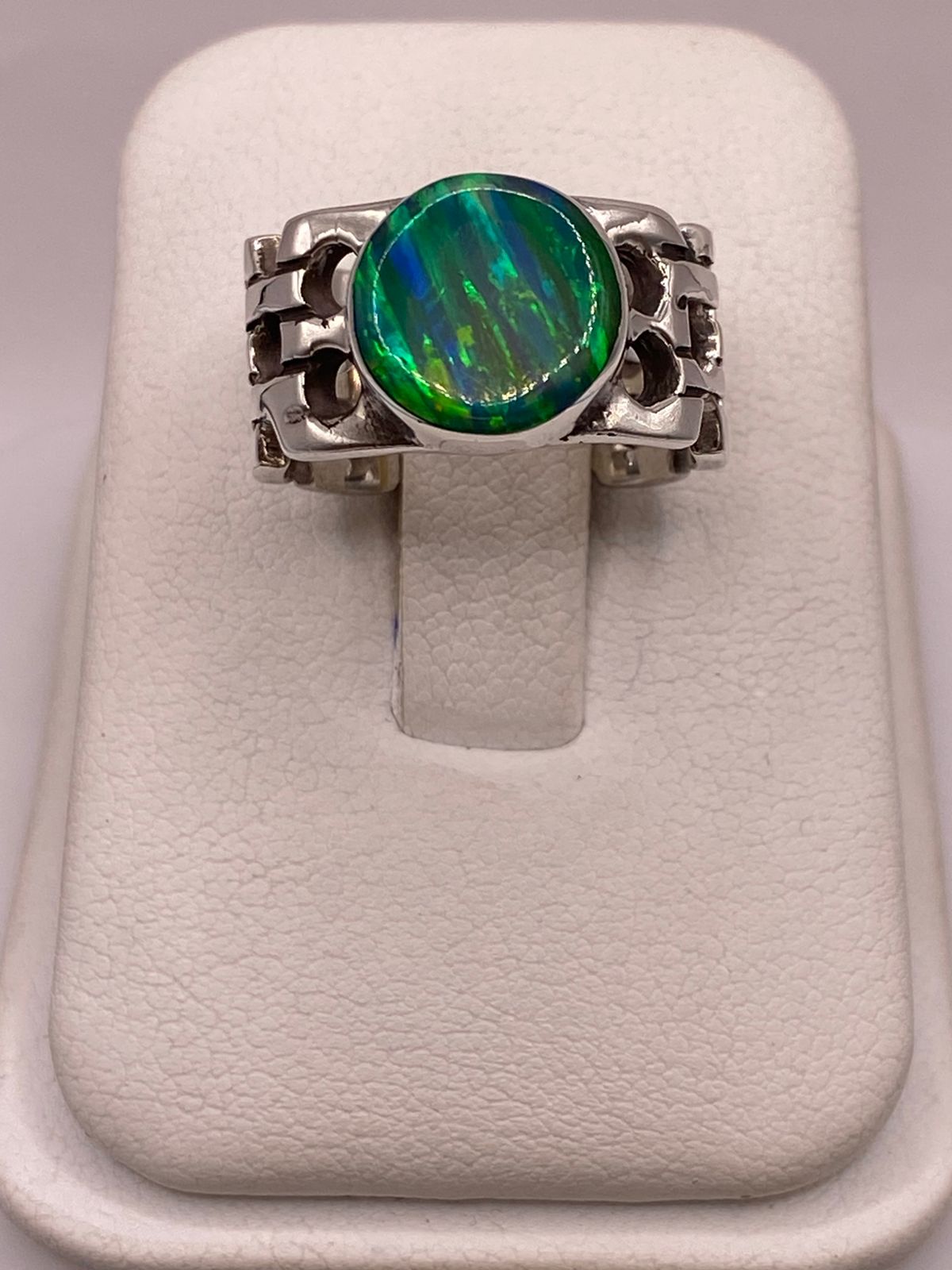 ANILLO CALADO CON ÓPALO AZUL Y VERDE OVALADO EN PLATA LEY 950