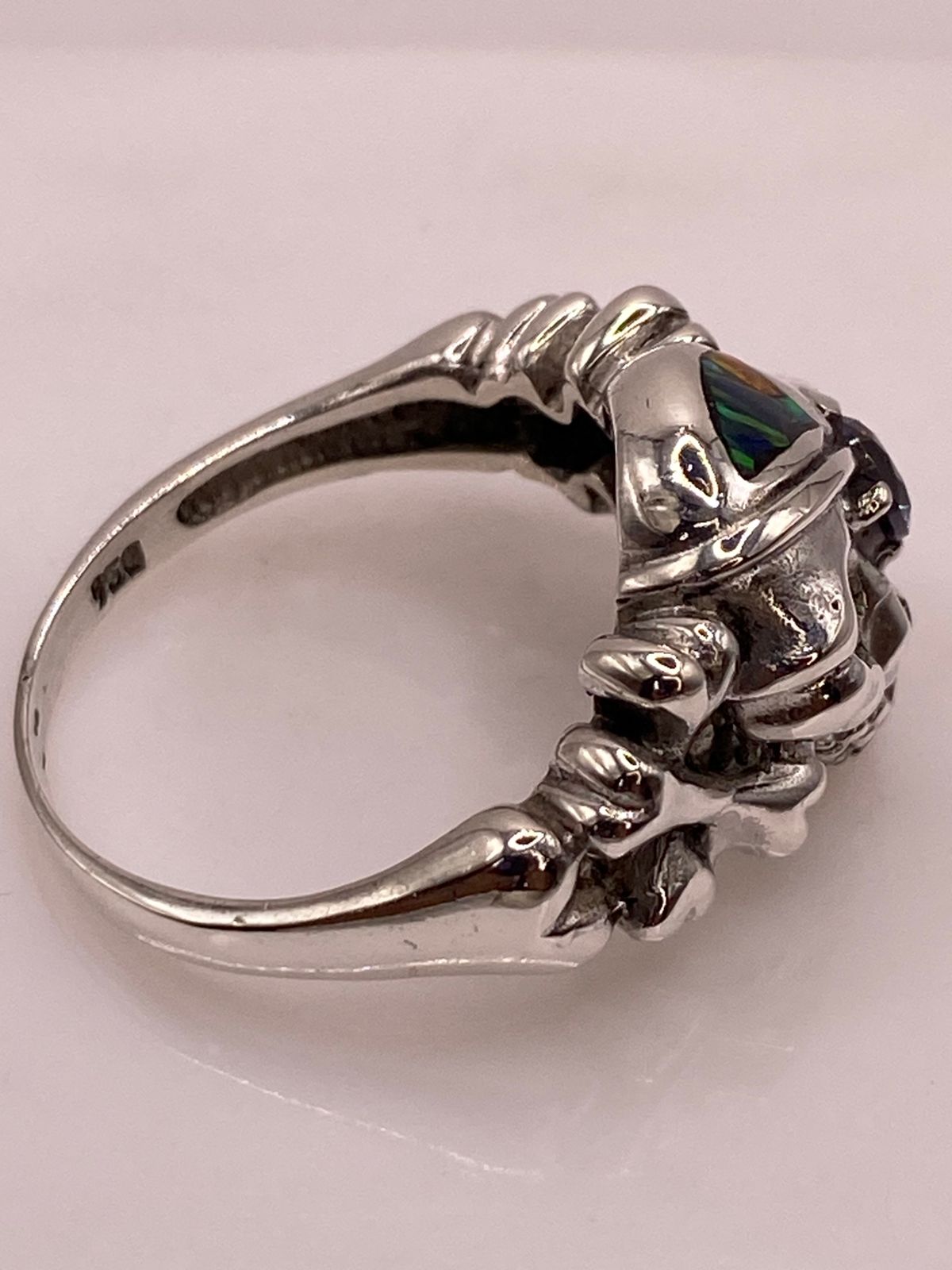ANILLO CALAVERA DE PLATA LEY 950 CON ÓPALO DE FUEGO Y ZIRCONIA LILA