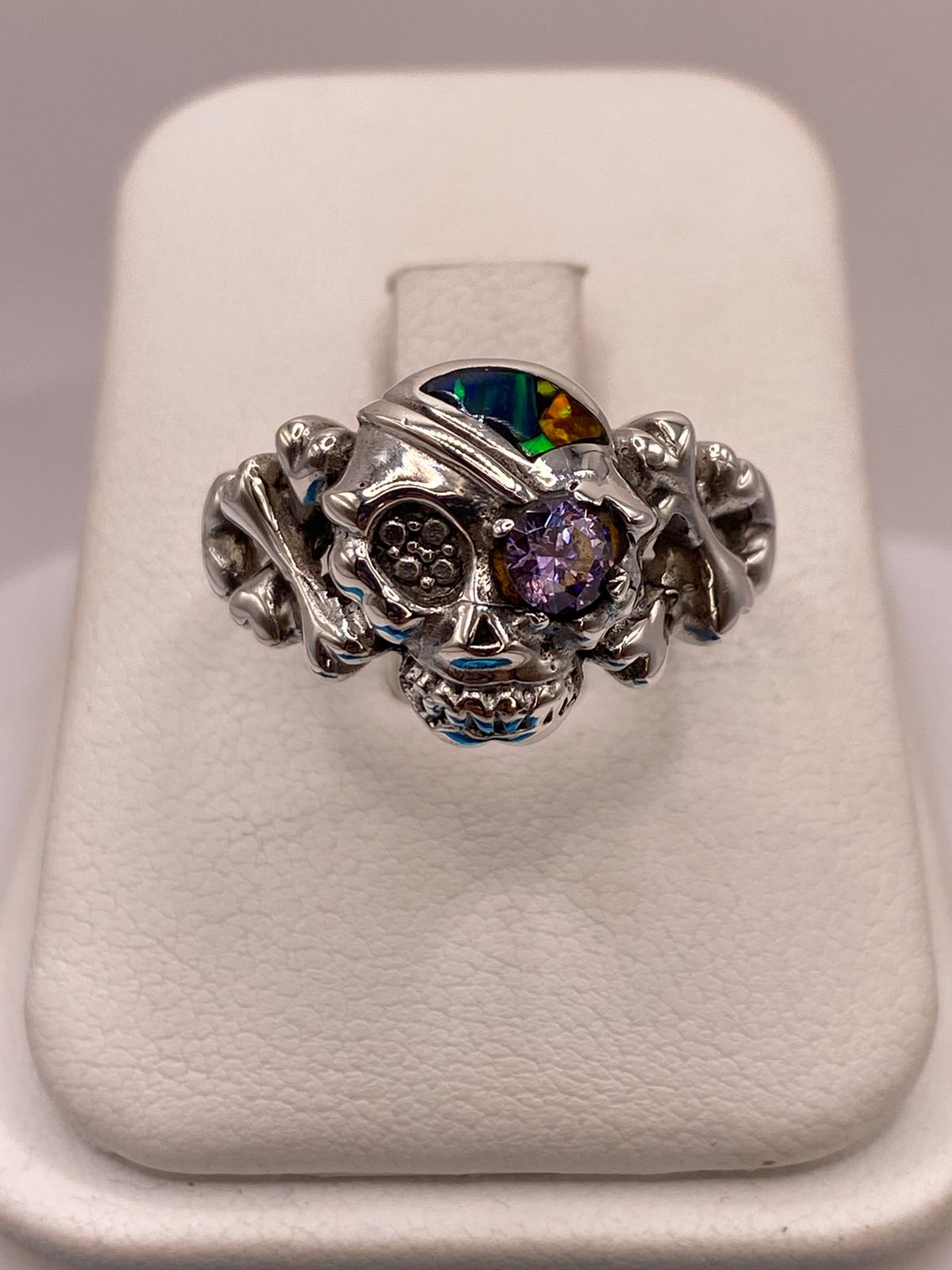 ANILLO CALAVERA DE PLATA LEY 950 CON ÓPALO DE FUEGO Y ZIRCONIA LILA