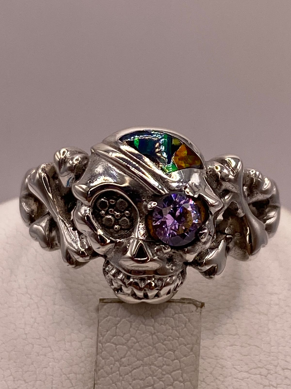 ANILLO CALAVERA DE PLATA LEY 950 CON ÓPALO DE FUEGO Y ZIRCONIA LILA