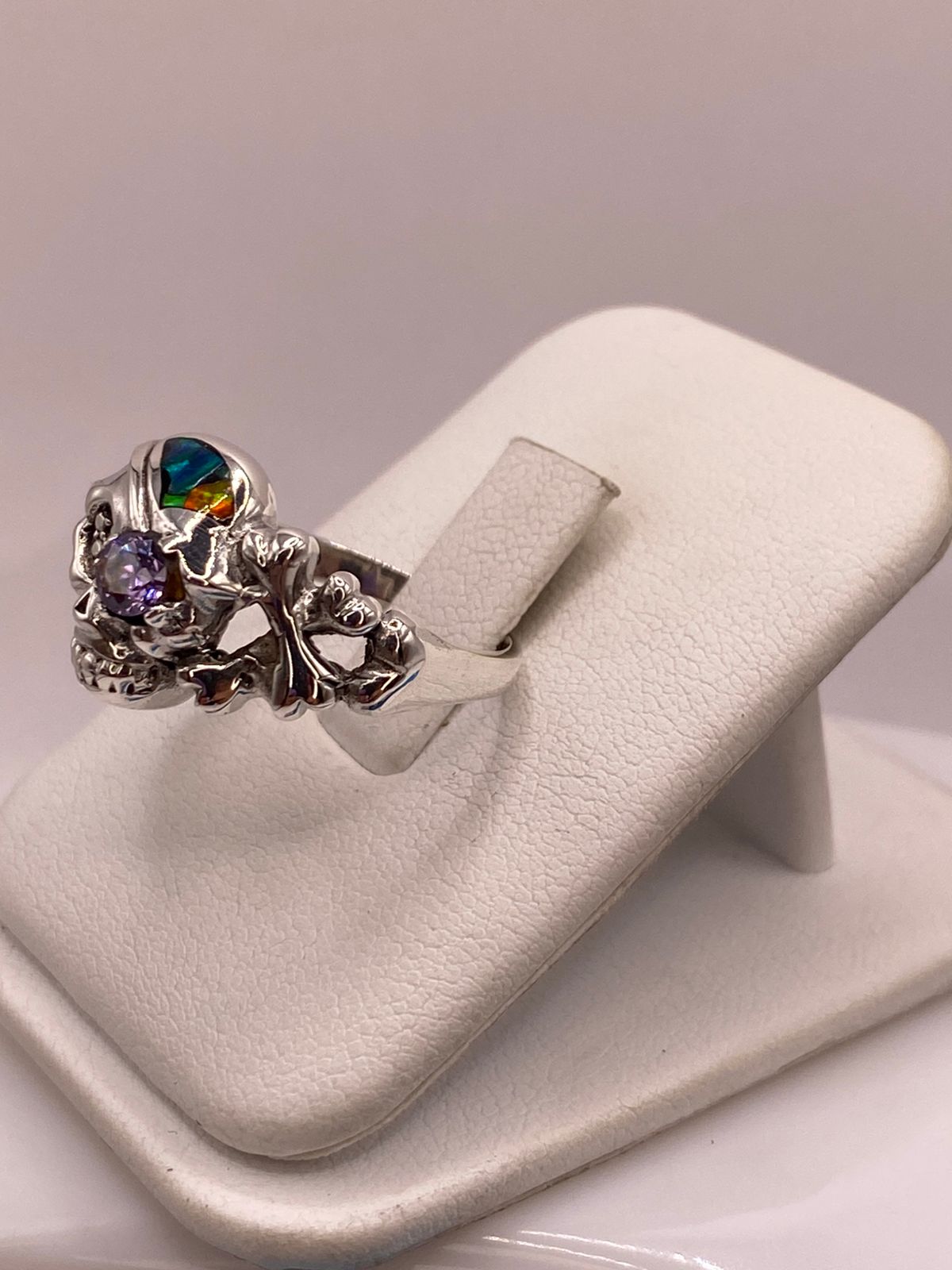 ANILLO CALAVERA DE PLATA LEY 950 CON ÓPALO DE FUEGO Y ZIRCONIA LILA