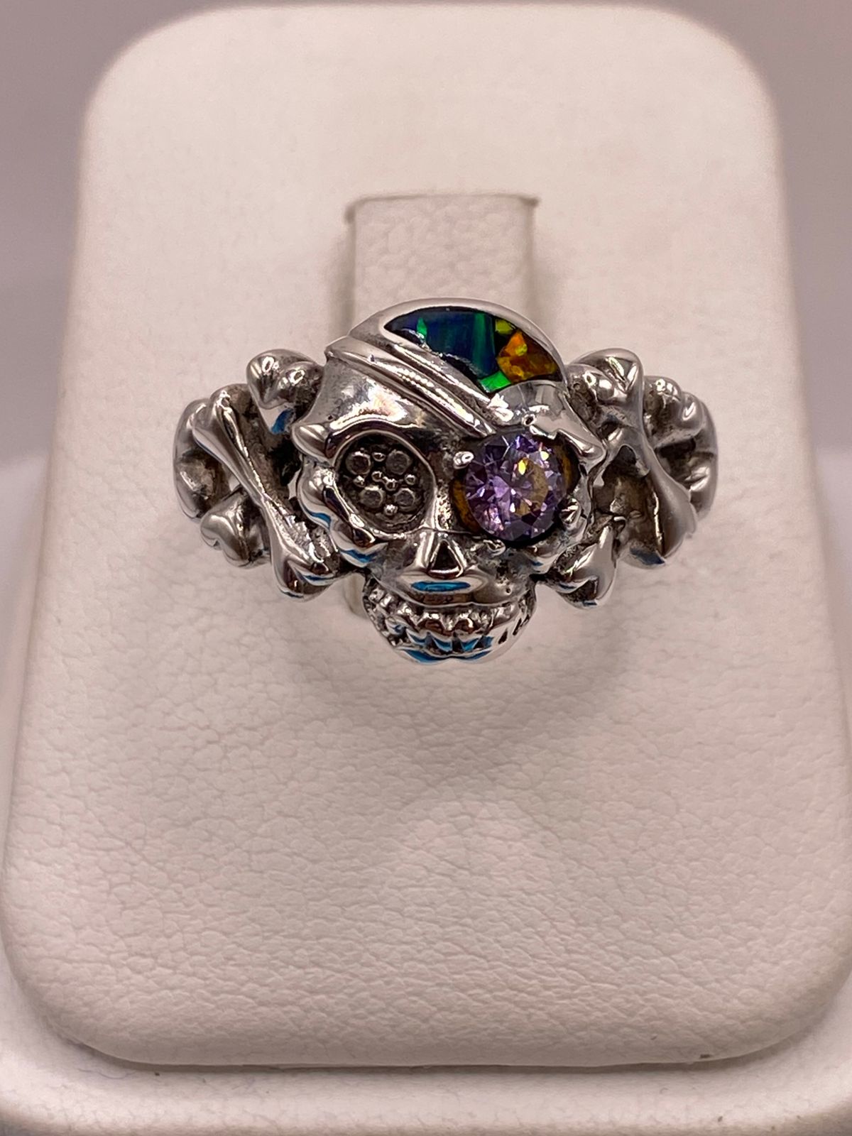 ANILLO CALAVERA DE PLATA LEY 950 CON ÓPALO DE FUEGO Y ZIRCONIA LILA